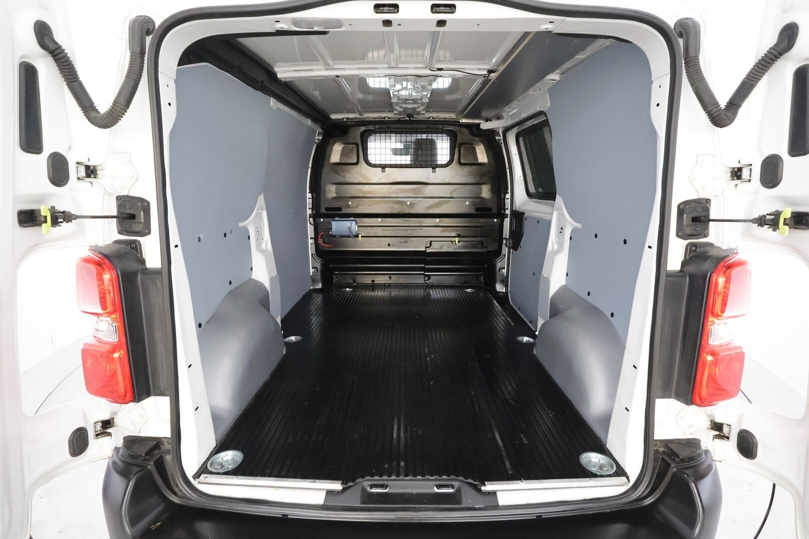 Toyota Proace 2020 L1 2,0 D 120 * Vakkari / Webasto / P.tutkat / Puolinahat / Bluetooth / 2x Renkaat / ALV * - 1.Om Suomi-auto / Juuri huollettu - HULLUT AVAJAISHULINAT KORKOTARJOUS 3,29 %