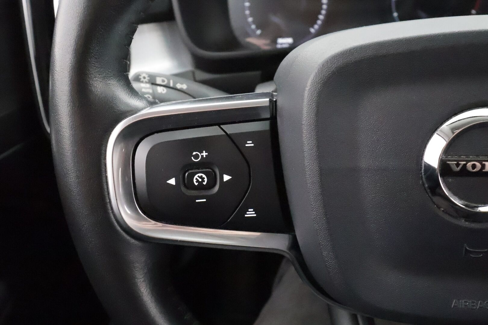 Volvo XC40 2019 D3 AWD Business aut - ACC | Webasto | LED | Navi | Keyless | Sähköluukku | Ratinlämmitin | P.tutkat 