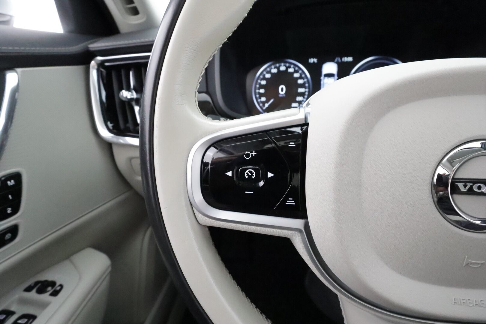 Volvo V90 2019 T8 AWD Inscription aut * ACC / Webasto / Panorama / Full LED / Muistipenkki / P.kamera / Vaaleat nahat / BLIS / Navi / Keyless * - Suomi-auto / Kahdet renkaat aluvanteilla - HULLUT AVAJAISHULINAT KORKOTARJOUS 3,29 %