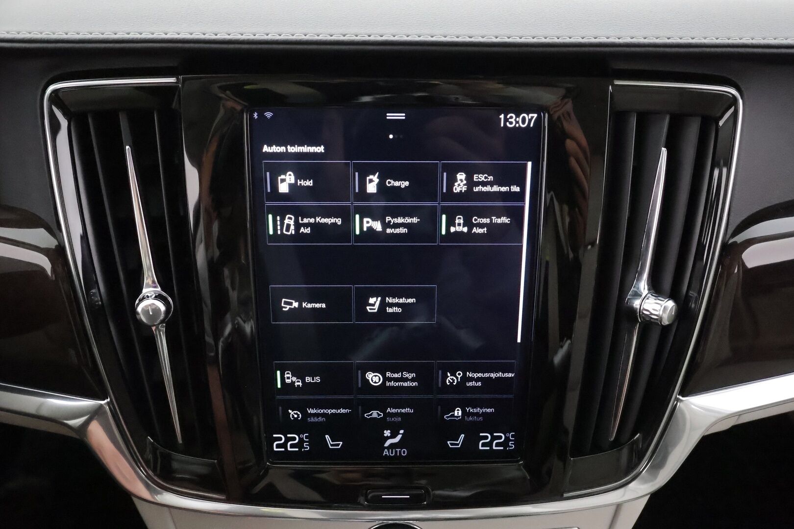 Volvo V90 2019 T8 AWD Inscription aut * ACC / Webasto / Panorama / Full LED / Muistipenkki / P.kamera / Vaaleat nahat / BLIS / Navi / Keyless * - Suomi-auto / Kahdet renkaat aluvanteilla - HULLUT AVAJAISHULINAT KORKOTARJOUS 3,29 %