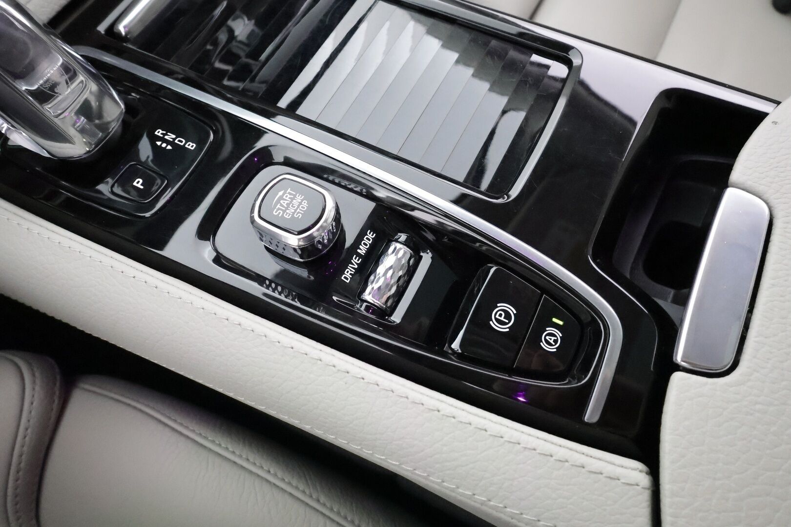 Volvo V90 2019 T8 AWD Inscription aut * ACC / Webasto / Panorama / Full LED / Muistipenkki / P.kamera / Vaaleat nahat / BLIS / Navi / Keyless * - Suomi-auto / Kahdet renkaat aluvanteilla - HULLUT AVAJAISHULINAT KORKOTARJOUS 3,29 %