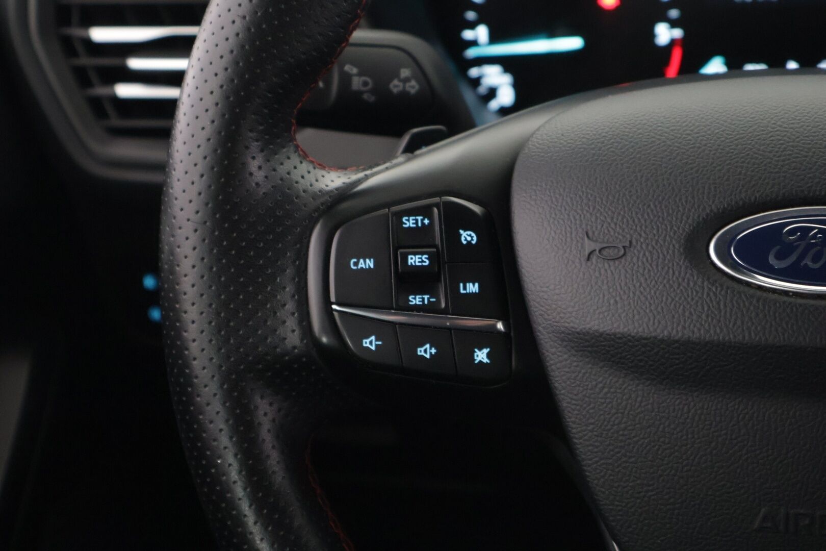 Ford Focus 2020 1,5 TDCi EcoBlue 120hv Start/Stop A8 ST-Line 5-ovinen *HUD / Vakkari / Tutkat / Apple carplay* - *Suomi auto / HUD / Näyttävä / ST-Line*