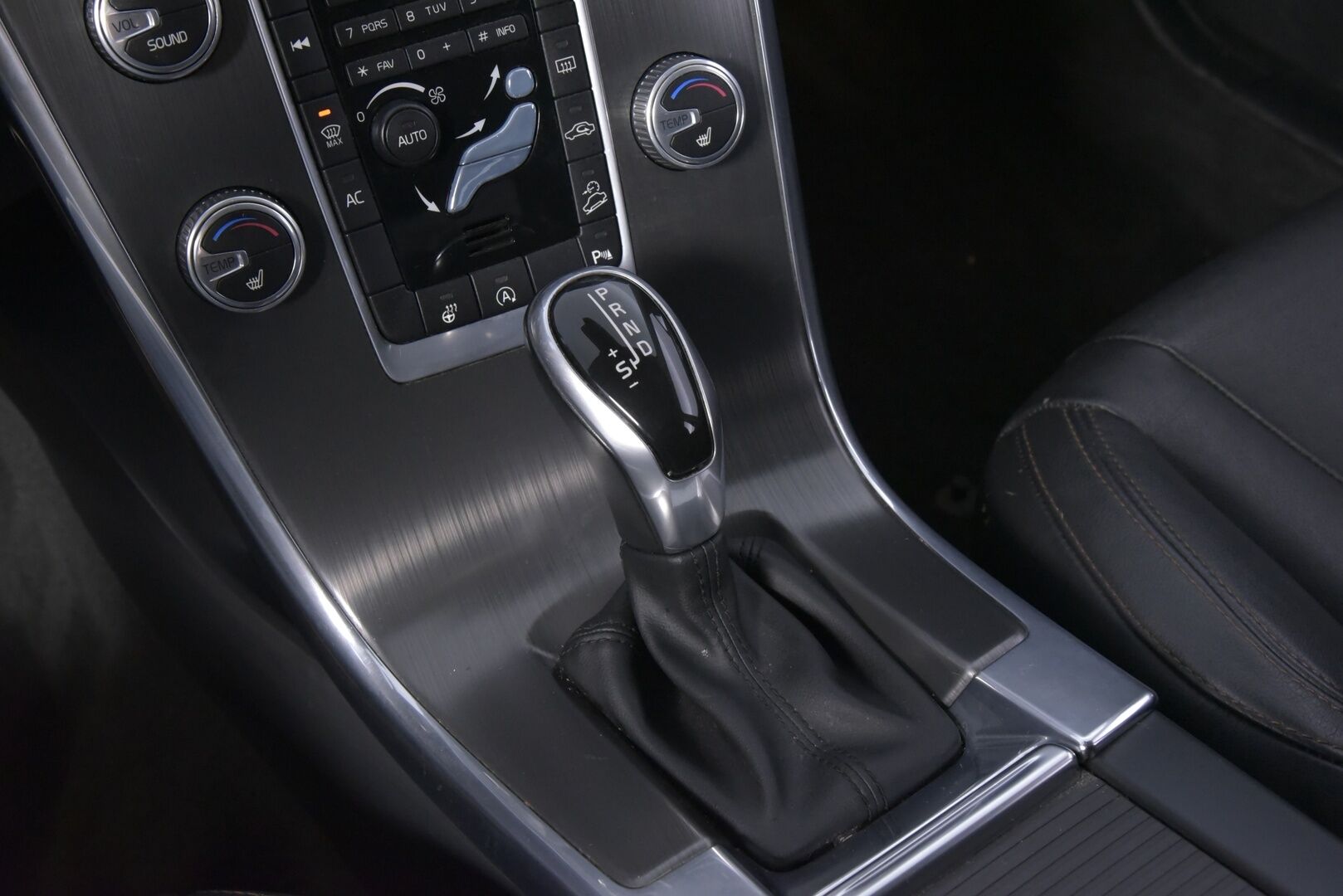 Volvo XC60 2016 D5 AWD Summum aut * Webasto / VOC / High.Perf Audio / Kattoluukku / Keyless / Koukku! * - HULLUT AVAJAISHULINAT KORKOTARJOUS 3,29 %