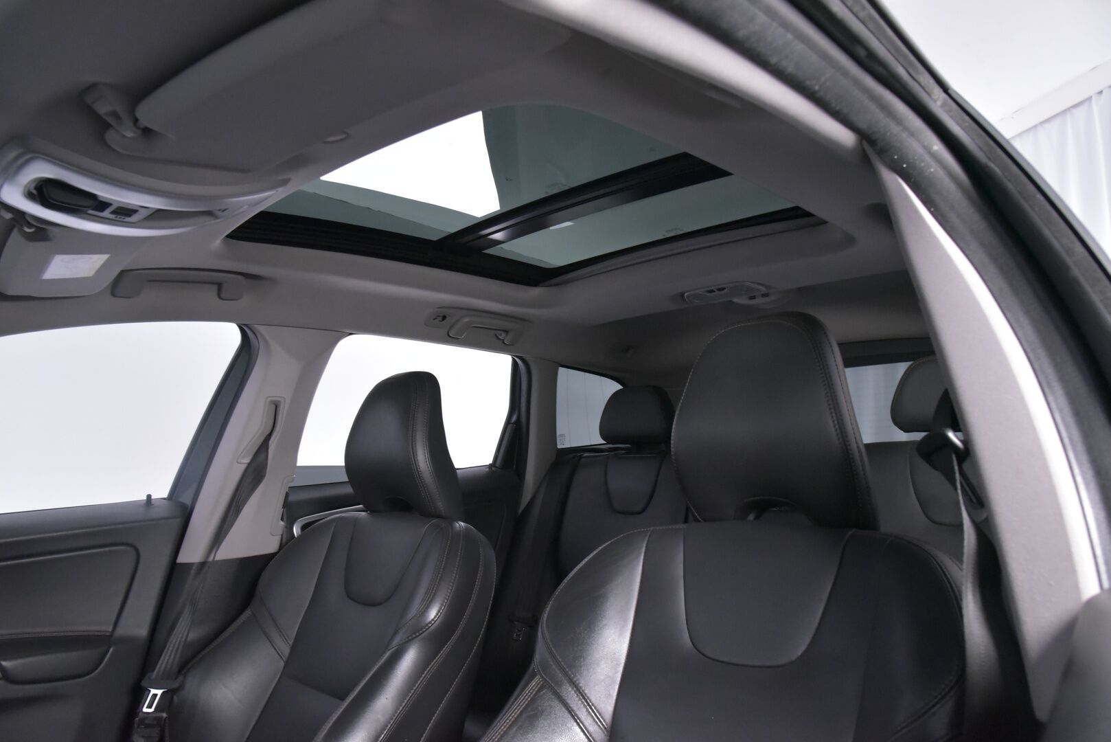 Volvo XC60 2016 D5 AWD Summum aut * Webasto / VOC / High.Perf Audio / Kattoluukku / Keyless / Koukku! * - HULLUT AVAJAISHULINAT KORKOTARJOUS 3,29 %