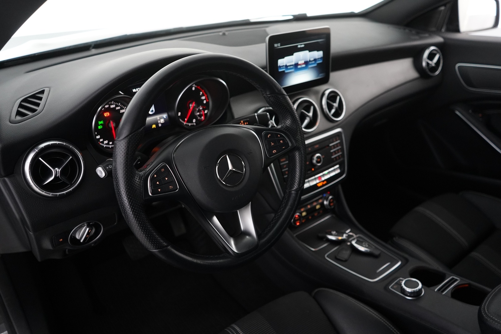 Mercedes-Benz CLA 2018 180 Premium Business A *Kamera / Lohko / LED* - Juuri huollettu / Kahdet hyvät renkaat - HULLUT VÄLIPÄIVÄT KORKOTARJOUS 2,49%