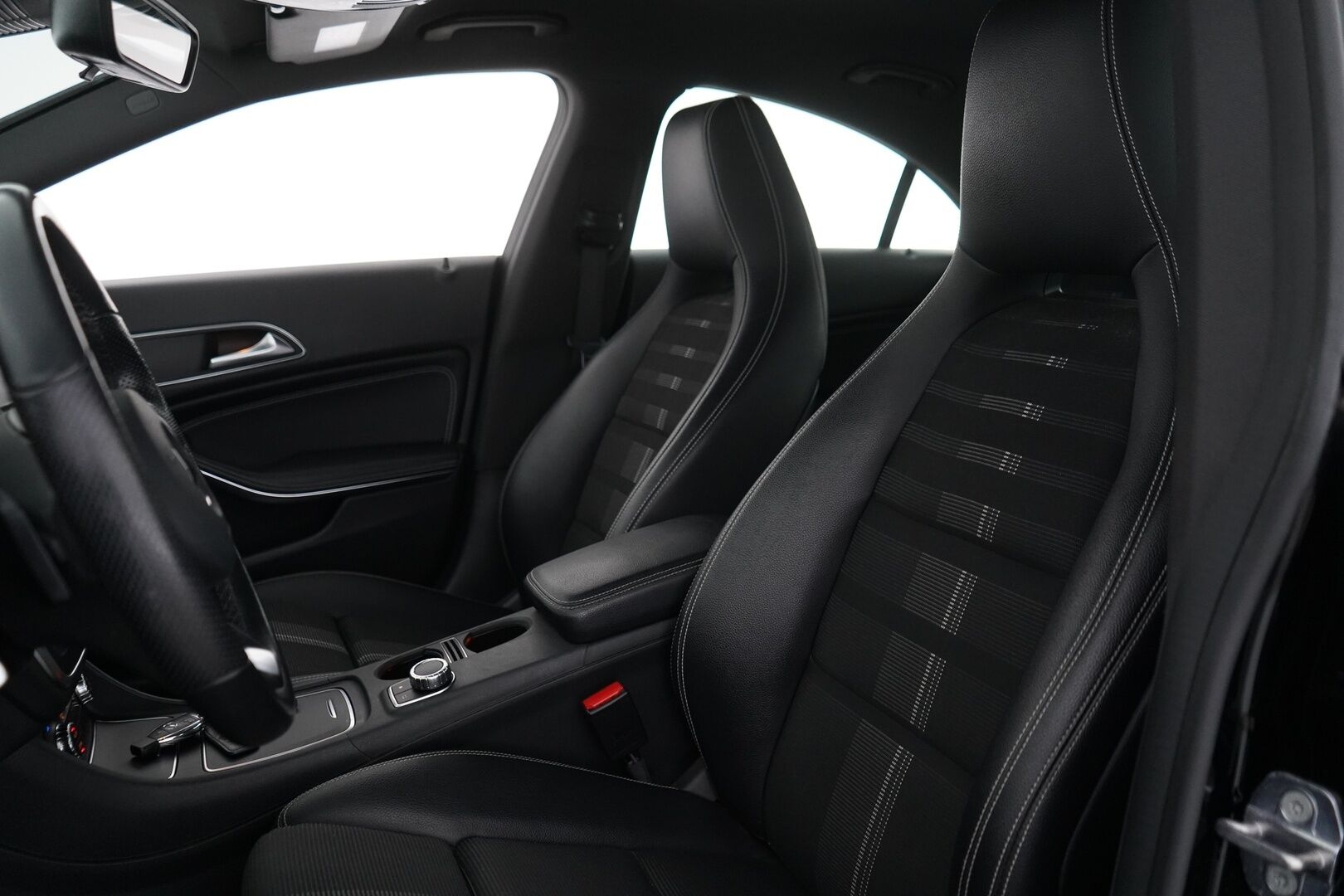 Mercedes-Benz CLA 2018 180 Premium Business A *Kamera / Lohko / LED* - KATSO POIKKEUSHINTA! / Juuri huollettu / Kahdet hyvät renkaat / Suomi-auto