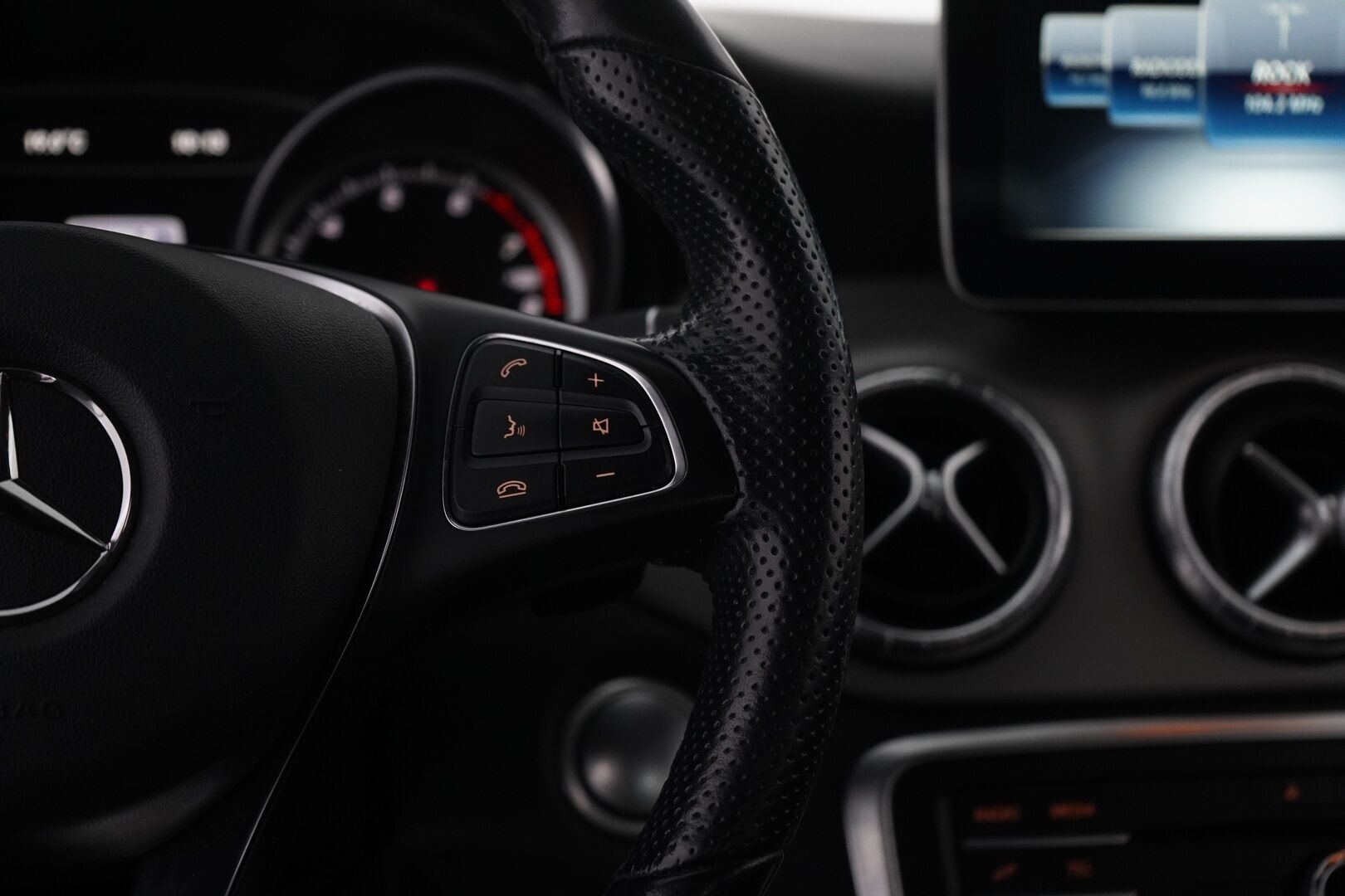 Mercedes-Benz CLA 2018 180 Premium Business A *Kamera / Lohko / LED* - KATSO POIKKEUSHINTA! / Juuri huollettu / Kahdet hyvät renkaat / Suomi-auto