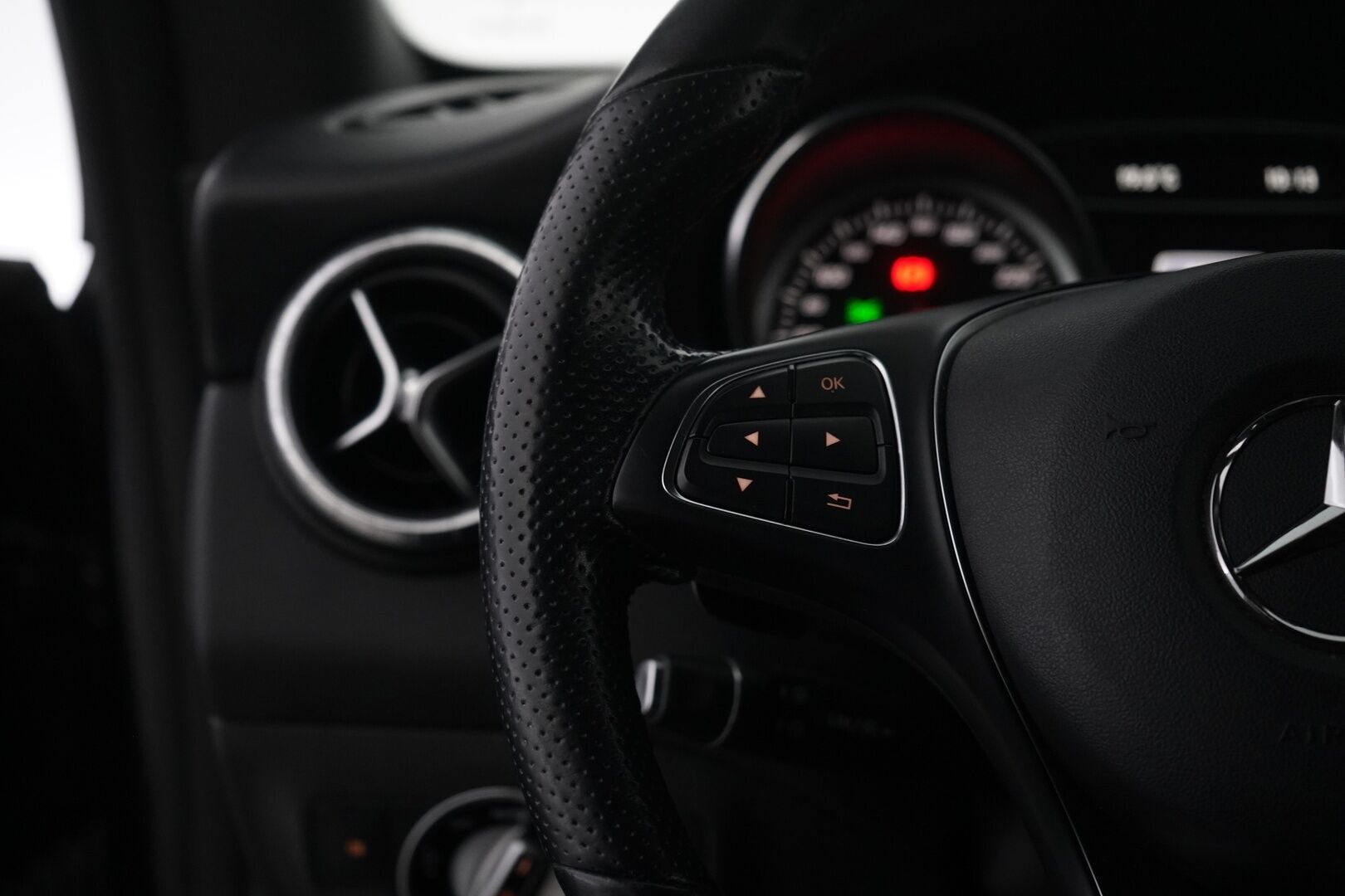 Mercedes-Benz CLA 2018 180 Premium Business A *Kamera / Lohko / LED* - Juuri huollettu / Kahdet hyvät renkaat - HULLUT VÄLIPÄIVÄT KORKOTARJOUS 2,49%