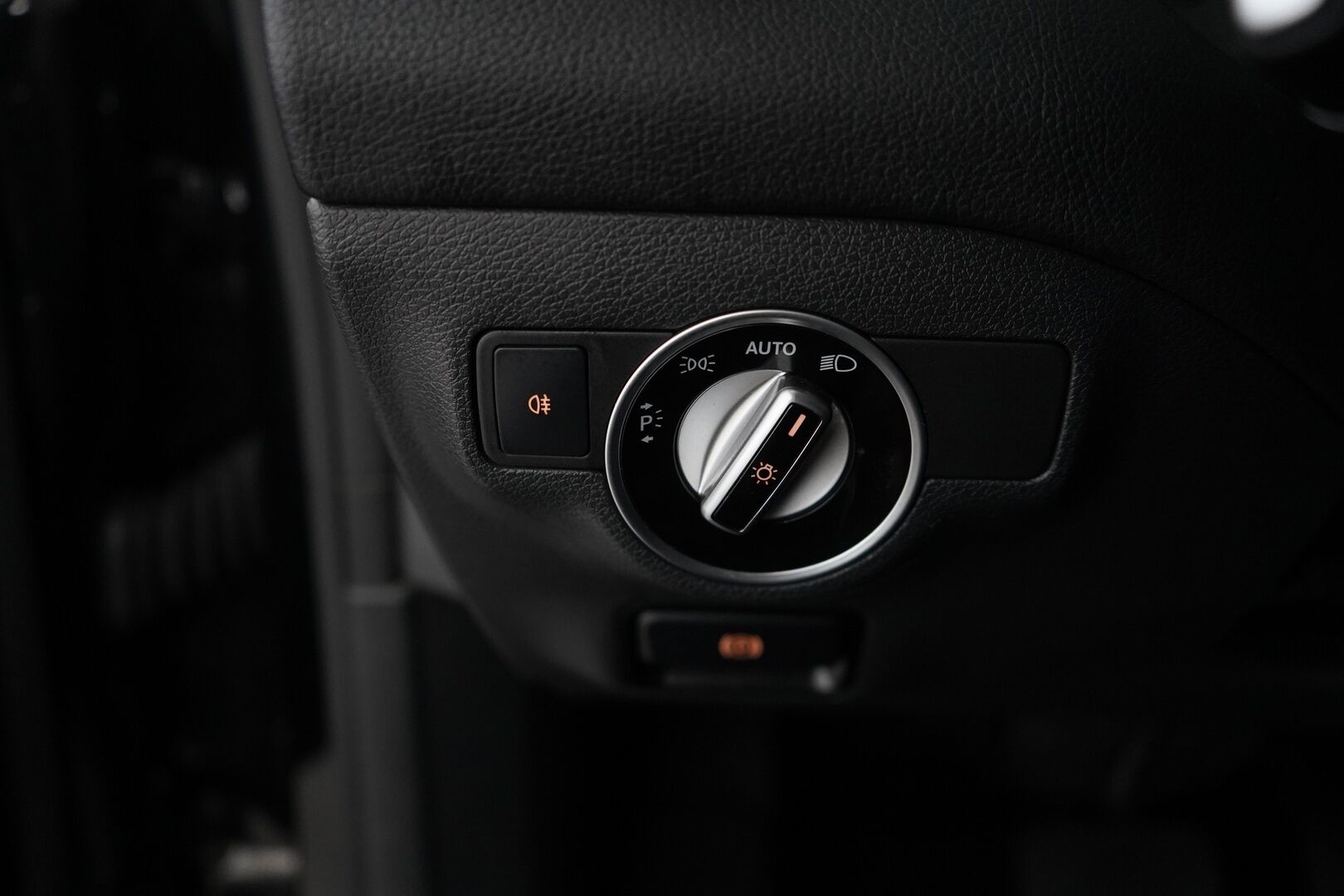 Mercedes-Benz CLA 2018 180 Premium Business A *Kamera / Lohko / LED* - KATSO POIKKEUSHINTA! / Juuri huollettu / Kahdet hyvät renkaat / Suomi-auto