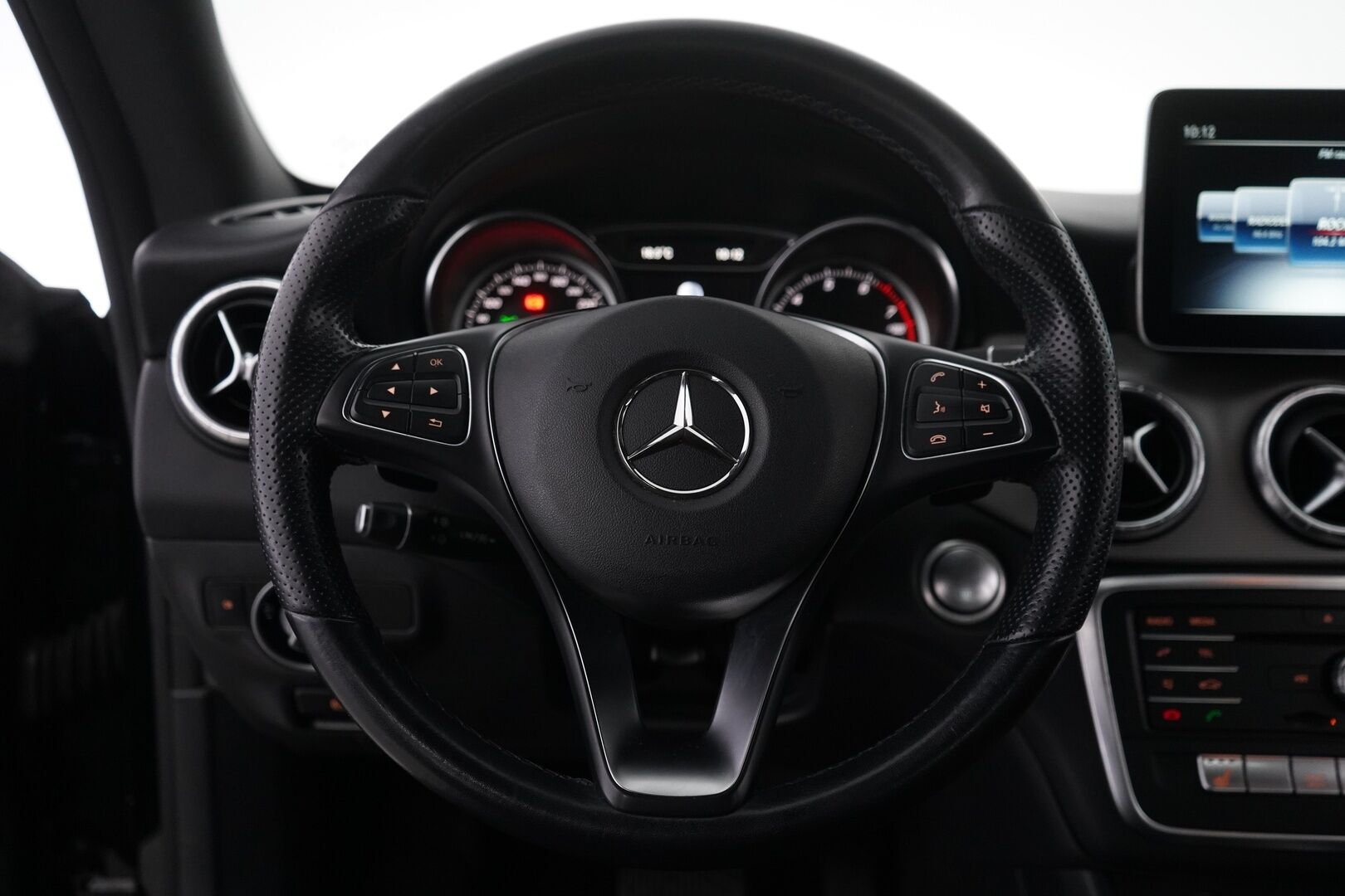 Mercedes-Benz CLA 2018 180 Premium Business A *Kamera / Lohko / LED* - Juuri huollettu / Kahdet hyvät renkaat - HULLUT VÄLIPÄIVÄT KORKOTARJOUS 2,49%