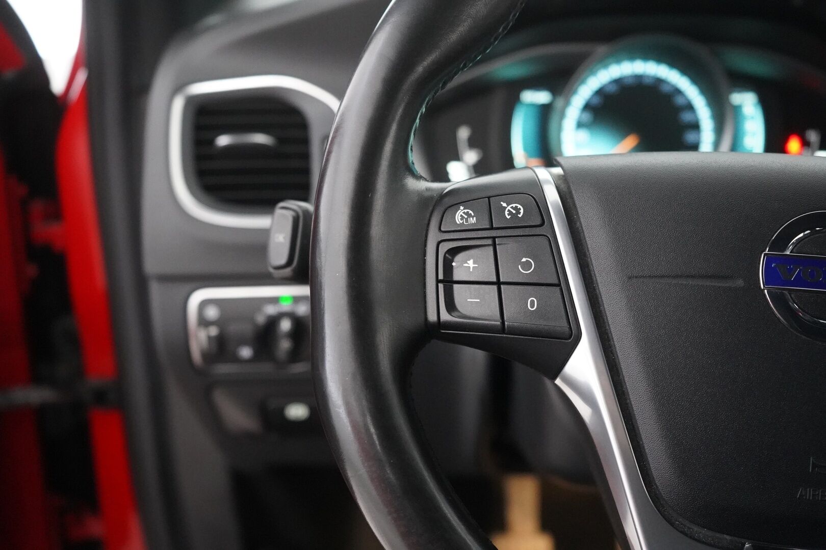 Volvo V60 2016 D3 Momentum - Vakkari | Webasto | Koukku | Bt | Hyvät huollot | Kahdet renkaat