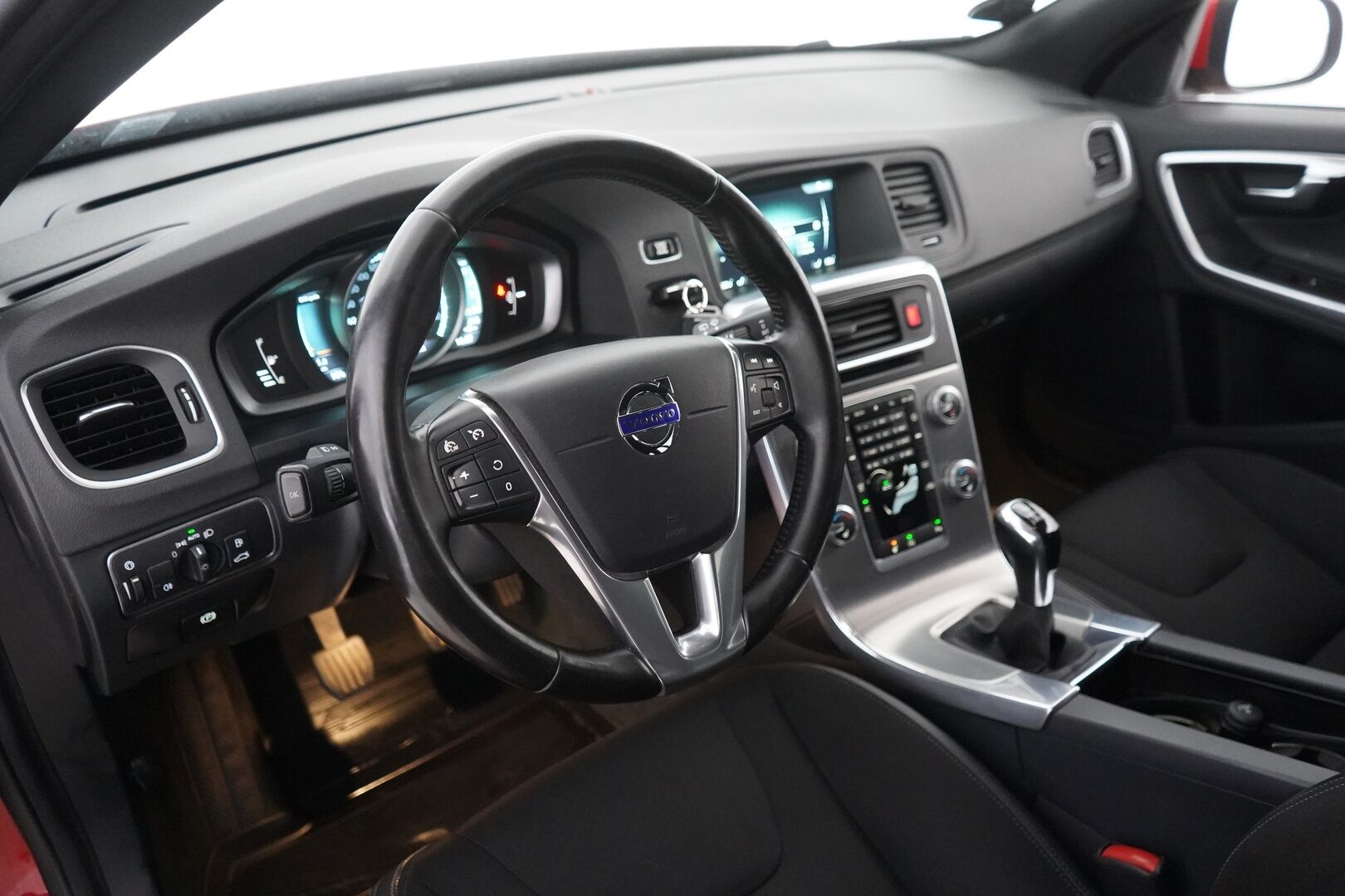 Volvo V60 2016 D3 Momentum - Vakkari | Webasto | Koukku | Bt | Hyvät huollot | Kahdet renkaat