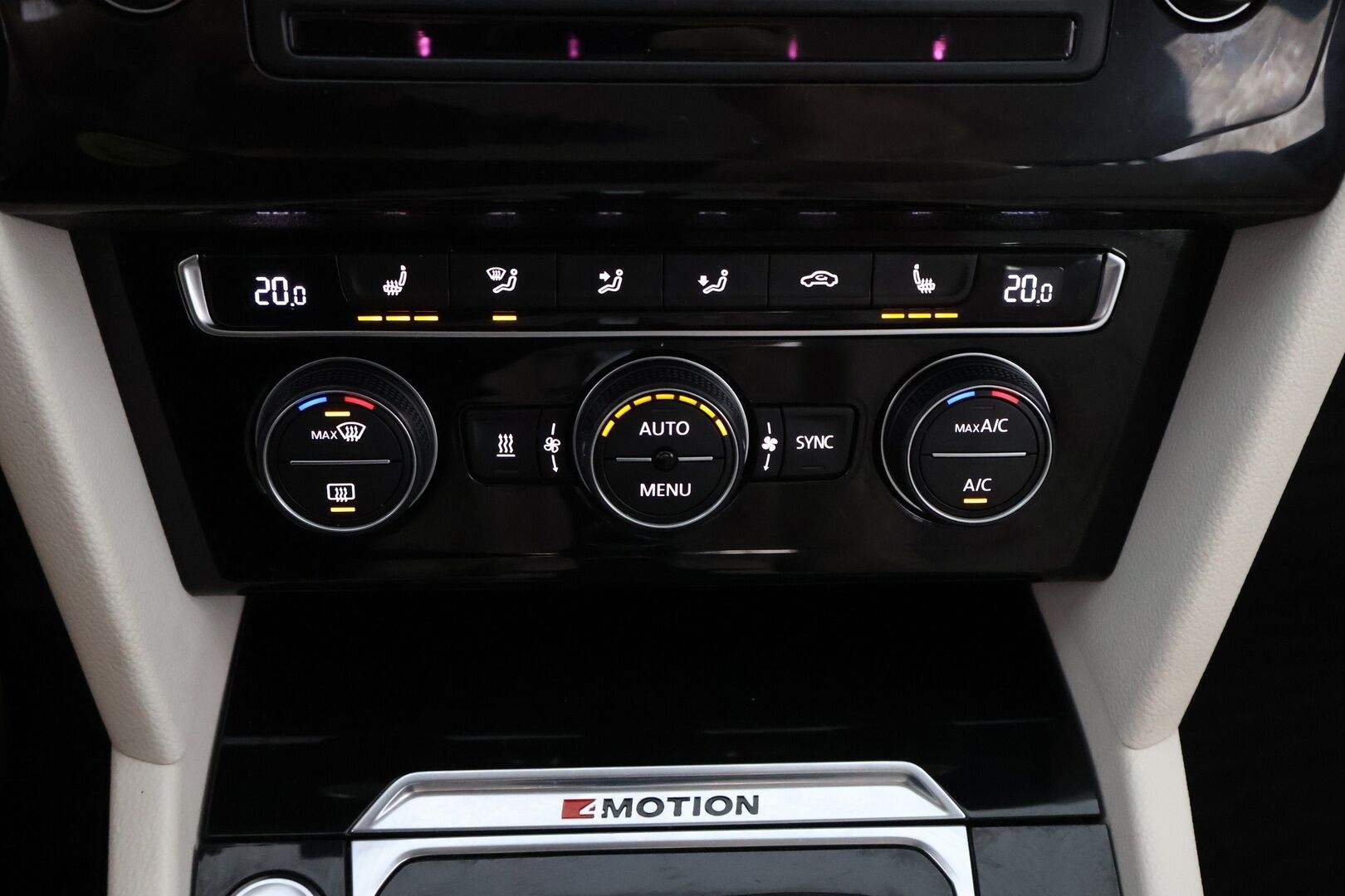 Volkswagen Passat 2015 Variant Highline 2,0 TDI 140 kW (190 hv) 4MOTION DSG-automaatti - Webasto / Adapt.Vakkari / Peruutuskamera / Koukku / Nahka-Alcantara / KeylessGo / Jakopää tehty!