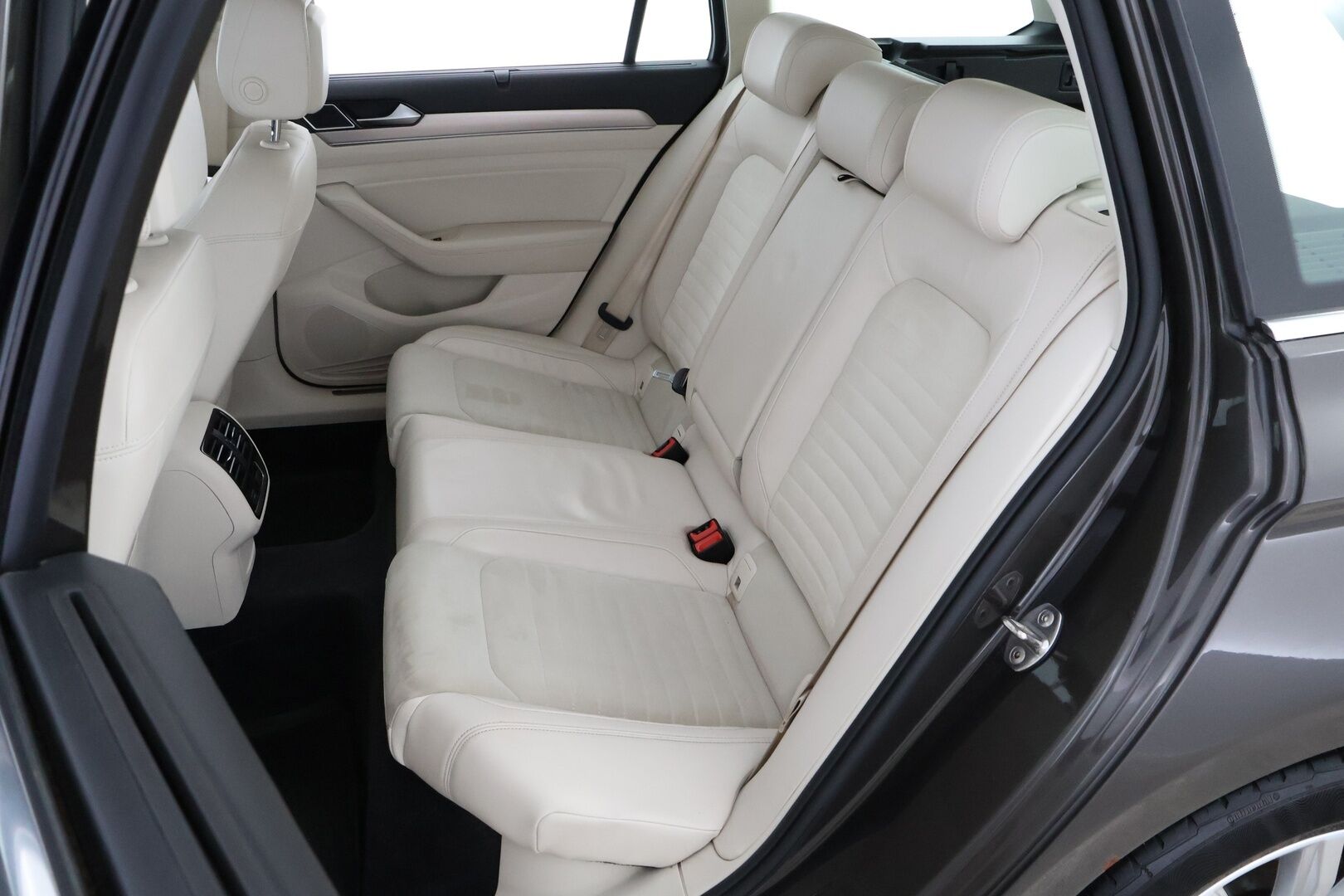 Volkswagen Passat 2015 Variant Highline 2,0 TDI 140 kW (190 hv) 4MOTION DSG-automaatti - Webasto / Adapt.Vakkari / Peruutuskamera / Koukku / Nahka-Alcantara / KeylessGo / Jakopää tehty!