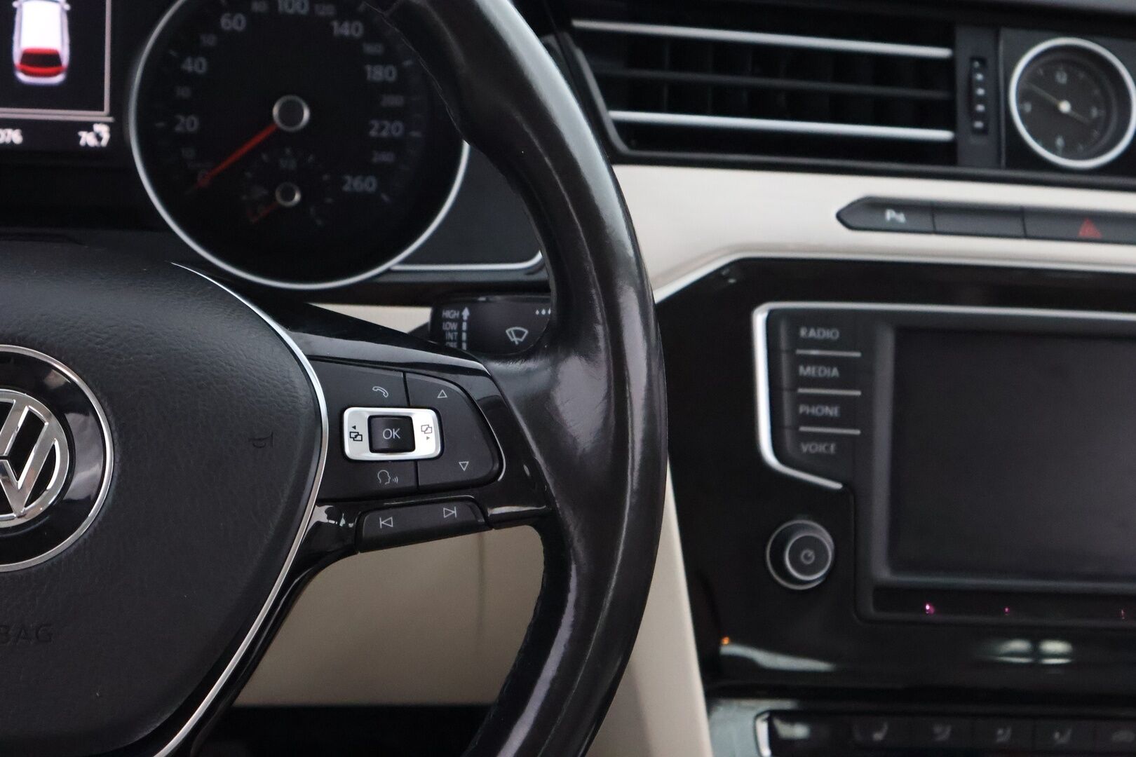 Volkswagen Passat 2015 Variant Highline 2,0 TDI 140 kW (190 hv) 4MOTION DSG-automaatti - Webasto / Adapt.Vakkari / Peruutuskamera / Koukku / Nahka-Alcantara / KeylessGo / Jakopää tehty!