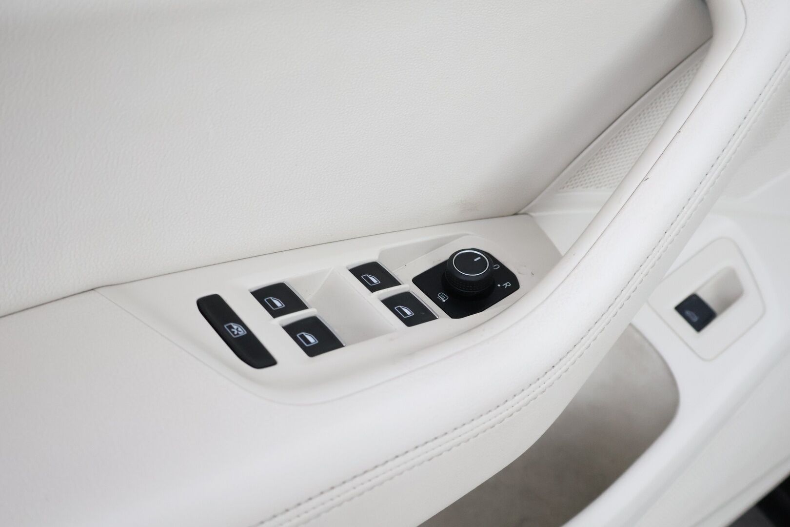 Volkswagen Passat 2015 Variant Highline 2,0 TDI 140 kW (190 hv) 4MOTION DSG-automaatti - Webasto / Adapt.Vakkari / Peruutuskamera / Koukku / Nahka-Alcantara / KeylessGo / Jakopää tehty!