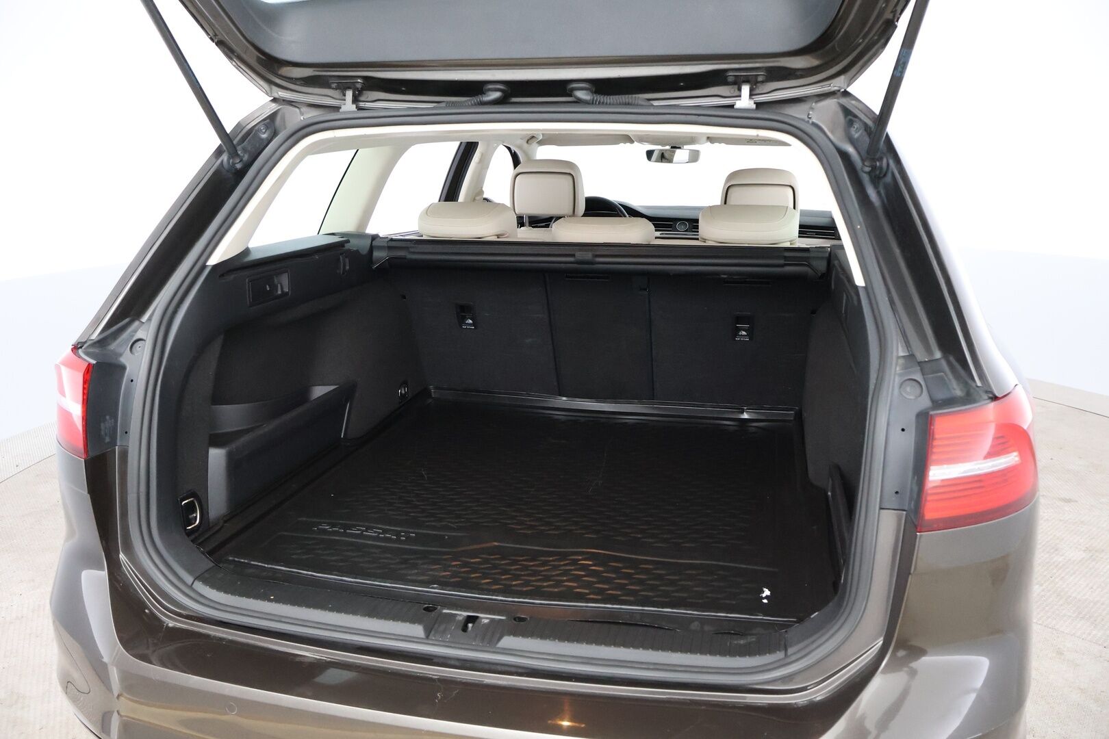 Volkswagen Passat 2015 Variant Highline 2,0 TDI 140 kW (190 hv) 4MOTION DSG-automaatti - Webasto / Adapt.Vakkari / Peruutuskamera / Koukku / Nahka-Alcantara / KeylessGo / Jakopää tehty!
