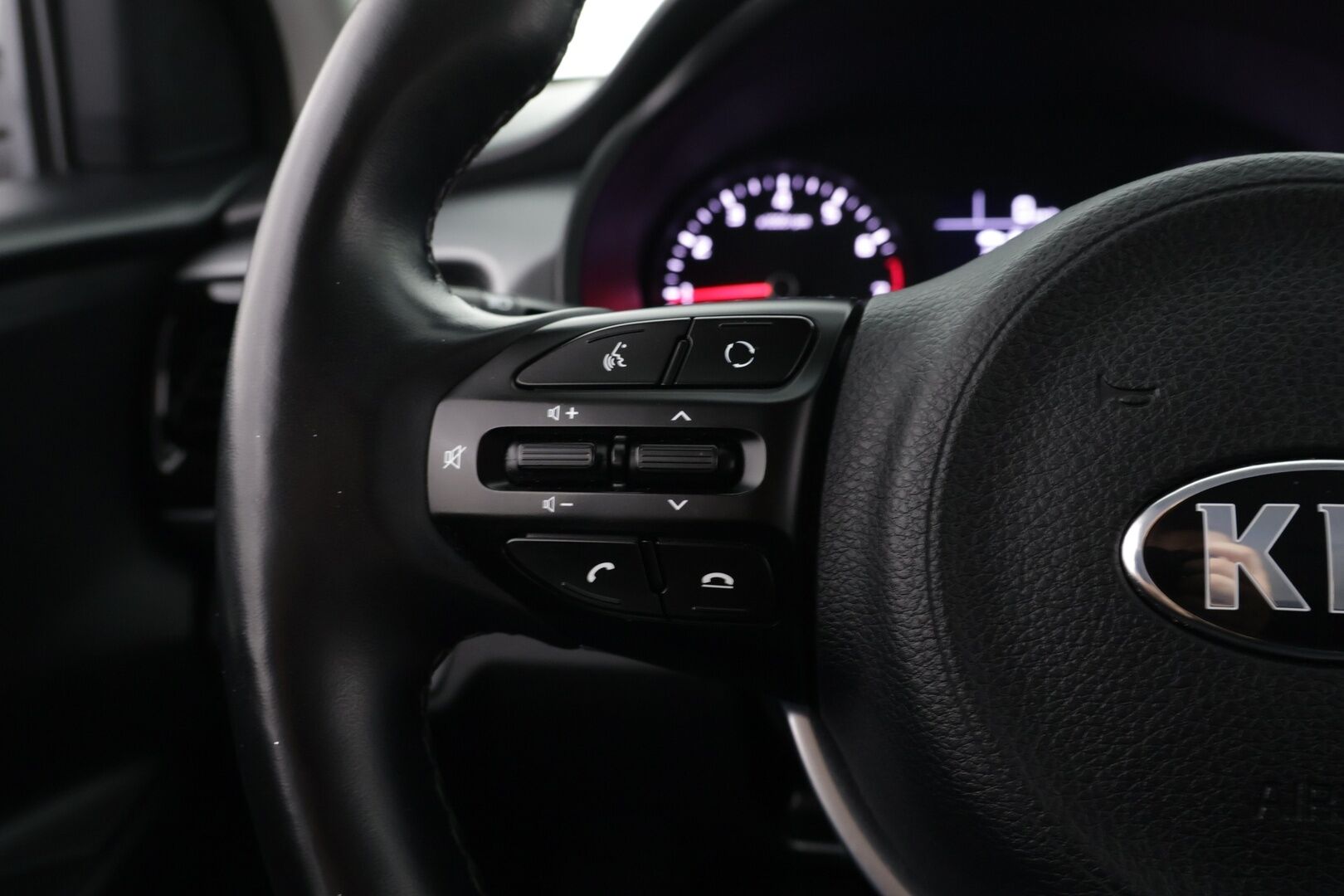 Kia Rio 2018 1,0 T-GDI ISG 100hv EX EcoDynamics / P. Kamera / Bluetooth / Vakkari / Ratinlämmitin / Lohko+sisäpuhallin - Suomi-Auto / 2 x aluvanteet / Hyväkuntoiset nastat /