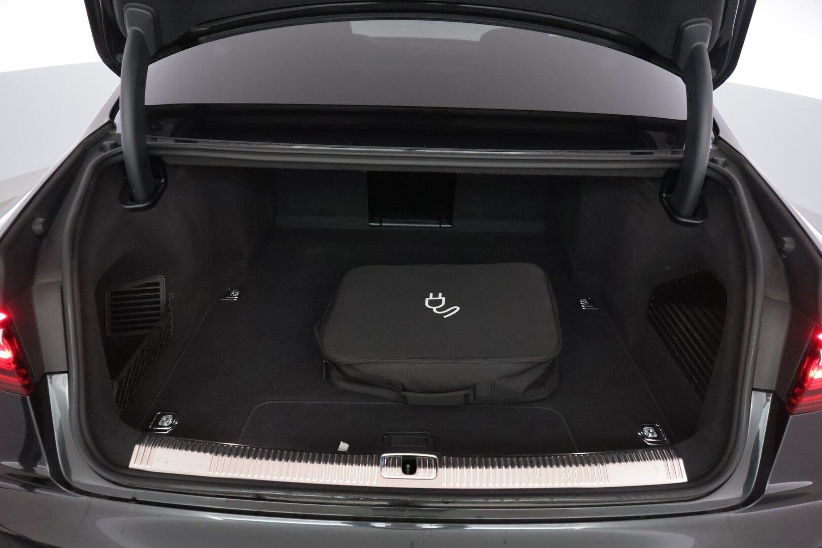 Audi A8 2020 Sedan 60 TFSI e *Huippuvarusteet / Bang&Olufsen / HUD / 360° / Hierovat & Ilmastoidut Muistinahat / Ilma-alusta / Soft-close* - Matrix LED - Laser lisäpitkillä / 2x Audin aluvanteet / Lasikattoluukku / Merkkihuollettu! - HULLUT JOULUT KORKOTARJOUS 2,49% 