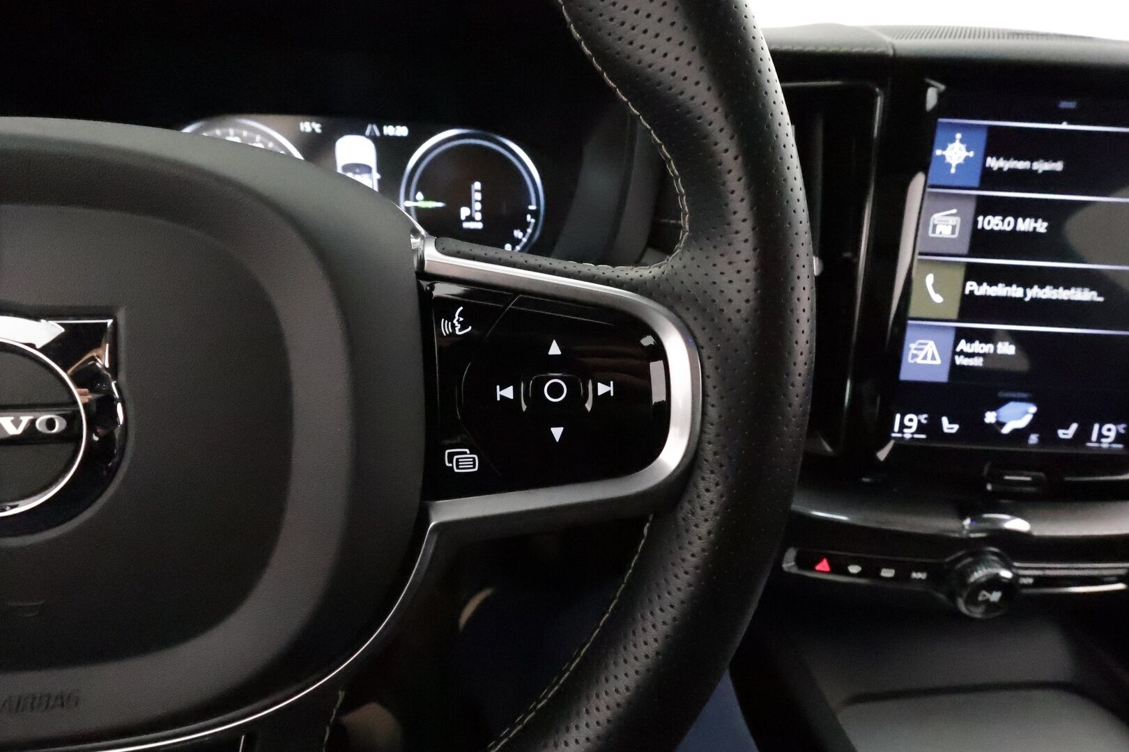 Volvo XC60 2019 T8 AWD R-Design aut **ACC / Ilma-alusta / H&K / Panorama / Koukku / Webasto / Muistipenkki / Full-LED / P.kamera** - 3,99 % KORKOTARJOUS TÄHÄN AUTOON 28.9. ASTI! - Kovilla varusteilla oleva Suomi Auto! Merkkihuollettu, jakohihna vaihdettu 5/25 135tkm! Kahdet renkaat aluvanteilla.  
