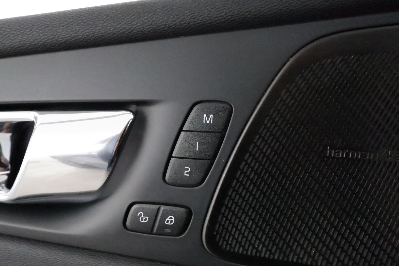 Volvo XC60 2019 T8 AWD R-Design aut **ACC / Ilma-alusta / H&K / Panorama / Koukku / Webasto / Muistipenkki / Full-LED / P.kamera** - 3,99 % KORKOTARJOUS TÄHÄN AUTOON 28.9. ASTI! - Kovilla varusteilla oleva Suomi Auto! Merkkihuollettu, jakohihna vaihdettu 5/25 135tkm! Kahdet renkaat aluvanteilla.  