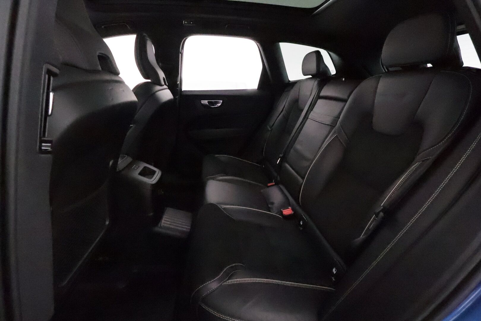 Volvo XC60 2019 T8 AWD R-Design aut **ACC / Ilma-alusta / H&K / Panorama / Koukku / Webasto / Muistipenkki / Full-LED / P.kamera** - 3,99 % KORKOTARJOUS TÄHÄN AUTOON 28.9. ASTI! - Kovilla varusteilla oleva Suomi Auto! Merkkihuollettu, jakohihna vaihdettu 5/25 135tkm! Kahdet renkaat aluvanteilla.  