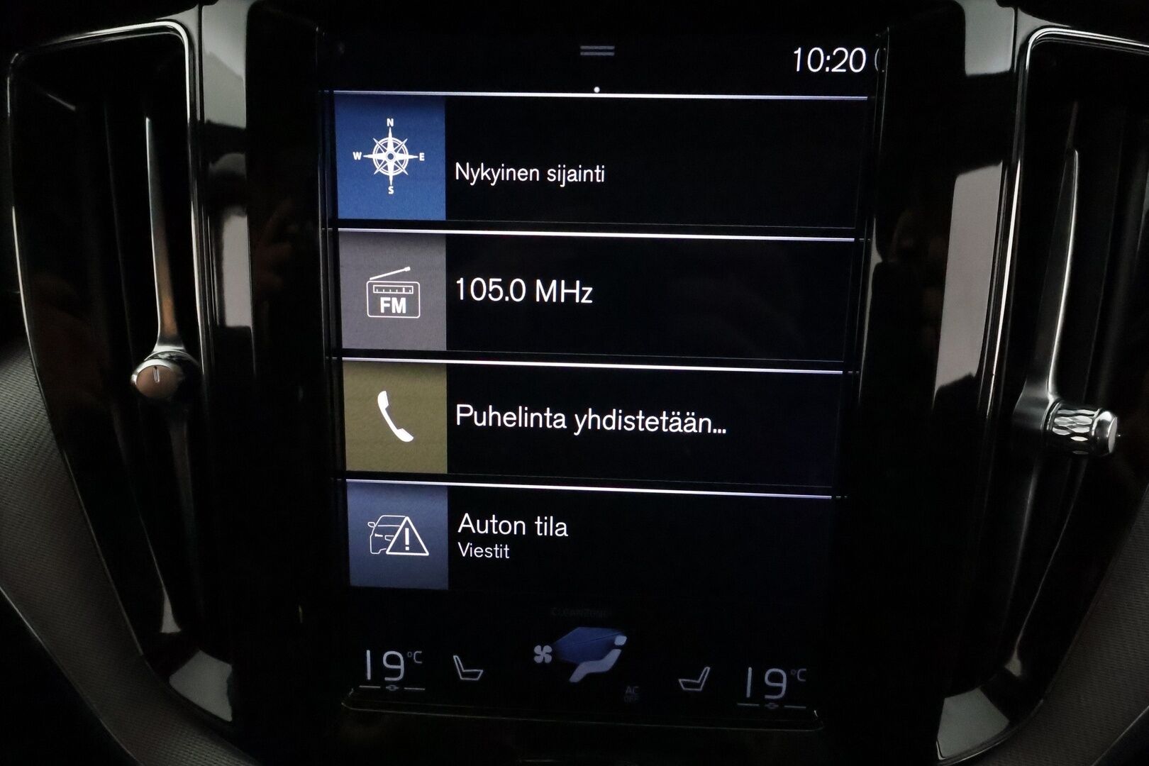 Volvo XC60 2019 T8 AWD R-Design aut **ACC / Ilma-alusta / H&K / Panorama / Koukku / Webasto / Muistipenkki / Full-LED / P.kamera** - 3,99 % KORKOTARJOUS TÄHÄN AUTOON 28.9. ASTI! - Kovilla varusteilla oleva Suomi Auto! Merkkihuollettu, jakohihna vaihdettu 5/25 135tkm! Kahdet renkaat aluvanteilla.  