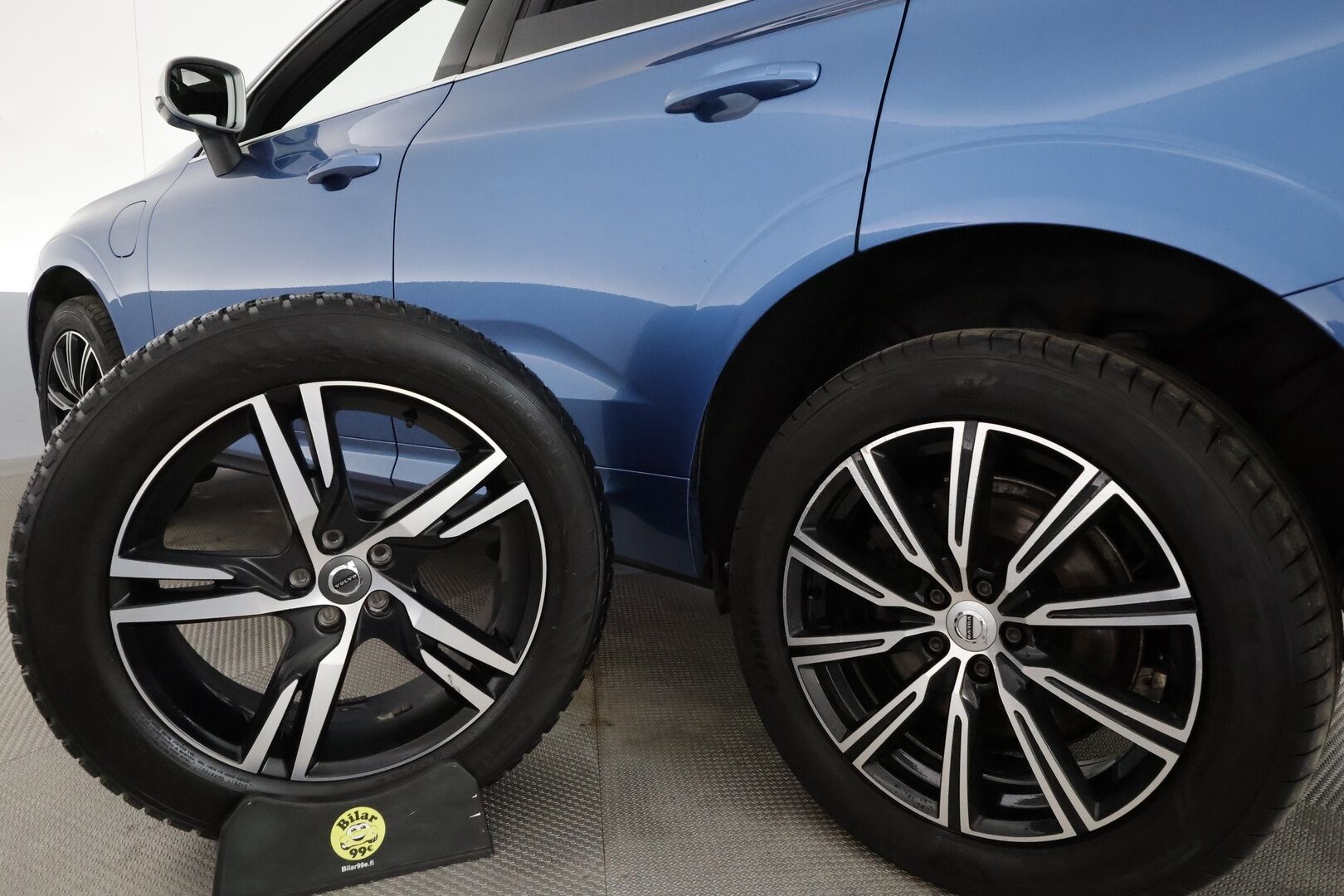 Volvo XC60 2019 T8 AWD R-Design aut **ACC / Ilma-alusta / H&K / Panorama / Koukku / Webasto / Muistipenkki / Full-LED / P.kamera** - 3,99 % KORKOTARJOUS TÄHÄN AUTOON 28.9. ASTI! - Kovilla varusteilla oleva Suomi Auto! Merkkihuollettu, jakohihna vaihdettu 5/25 135tkm! Kahdet renkaat aluvanteilla.  