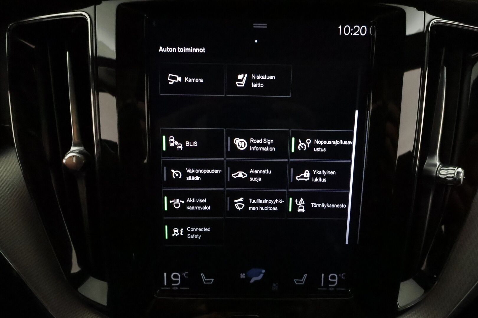 Volvo XC60 2019 T8 AWD R-Design aut **ACC / Ilma-alusta / H&K / Panorama / Koukku / Webasto / Muistipenkki / Full-LED / P.kamera** - 3,99 % KORKOTARJOUS TÄHÄN AUTOON 28.9. ASTI! - Kovilla varusteilla oleva Suomi Auto! Merkkihuollettu, jakohihna vaihdettu 5/25 135tkm! Kahdet renkaat aluvanteilla.  