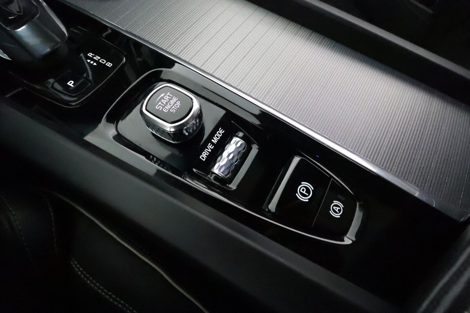 Volvo XC60 2019 T8 AWD R-Design aut **ACC / Ilma-alusta / H&K / Panorama / Koukku / Webasto / Muistipenkki / Full-LED / P.kamera** - 3,99 % KORKOTARJOUS TÄHÄN AUTOON 28.9. ASTI! - Kovilla varusteilla oleva Suomi Auto! Merkkihuollettu, jakohihna vaihdettu 5/25 135tkm! Kahdet renkaat aluvanteilla.  