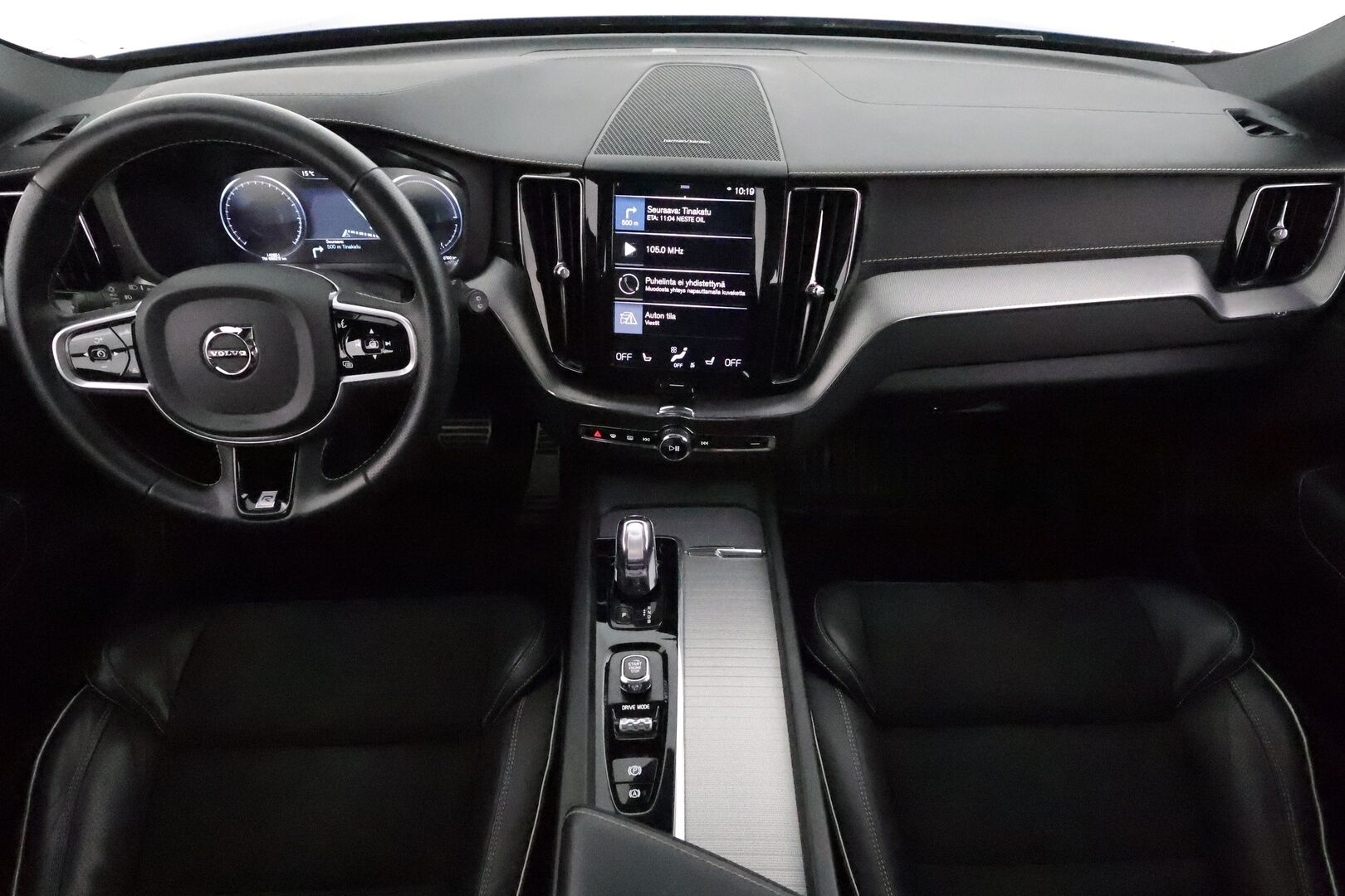 Volvo XC60 2019 T8 AWD R-Design aut **ACC / Ilma-alusta / H&K / Panorama / Koukku / Webasto / Muistipenkki / Full-LED / P.kamera** - 3,99 % KORKOTARJOUS TÄHÄN AUTOON 28.9. ASTI! - Kovilla varusteilla oleva Suomi Auto! Merkkihuollettu, jakohihna vaihdettu 5/25 135tkm! Kahdet renkaat aluvanteilla.  