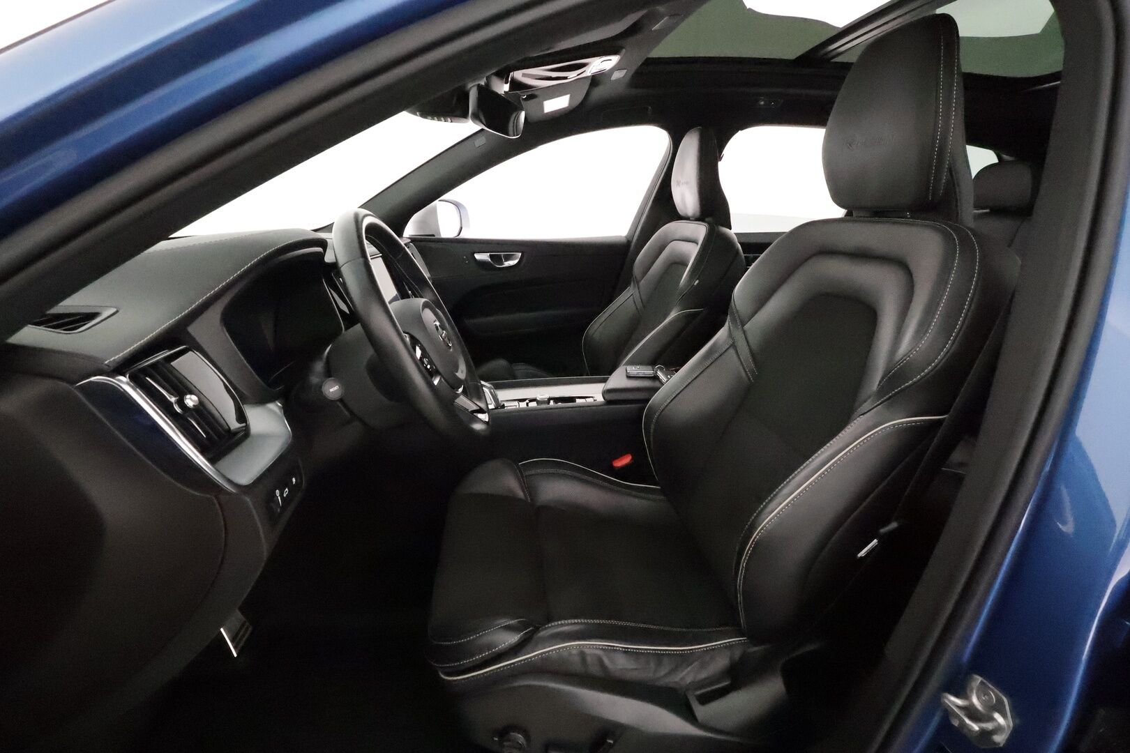 Volvo XC60 2019 T8 AWD R-Design aut **ACC / Ilma-alusta / H&K / Panorama / Koukku / Webasto / Muistipenkki / Full-LED / P.kamera** - 3,99 % KORKOTARJOUS TÄHÄN AUTOON 28.9. ASTI! - Kovilla varusteilla oleva Suomi Auto! Merkkihuollettu, jakohihna vaihdettu 5/25 135tkm! Kahdet renkaat aluvanteilla.  