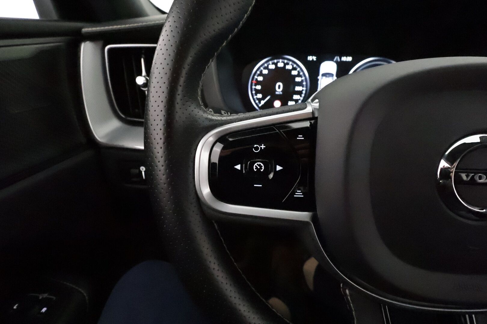 Volvo XC60 2019 T8 AWD R-Design aut **ACC / Ilma-alusta / H&K / Panorama / Koukku / Webasto / Muistipenkki / Full-LED / P.kamera** - 3,99 % KORKOTARJOUS TÄHÄN AUTOON 28.9. ASTI! - Kovilla varusteilla oleva Suomi Auto! Merkkihuollettu, jakohihna vaihdettu 5/25 135tkm! Kahdet renkaat aluvanteilla.  