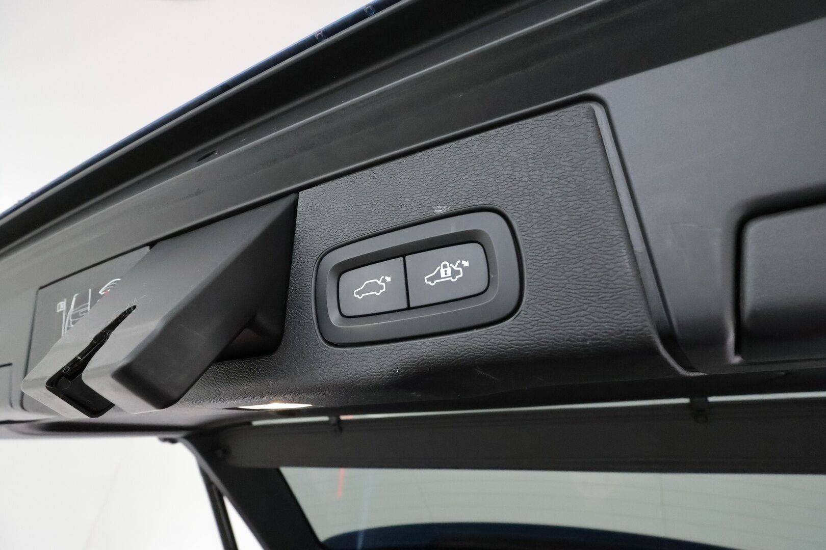 Volvo XC60 2019 T8 AWD R-Design aut **ACC / Ilma-alusta / H&K / Panorama / Koukku / Webasto / Muistipenkki / Full-LED / P.kamera** - 3,99 % KORKOTARJOUS TÄHÄN AUTOON 28.9. ASTI! - Kovilla varusteilla oleva Suomi Auto! Merkkihuollettu, jakohihna vaihdettu 5/25 135tkm! Kahdet renkaat aluvanteilla.  