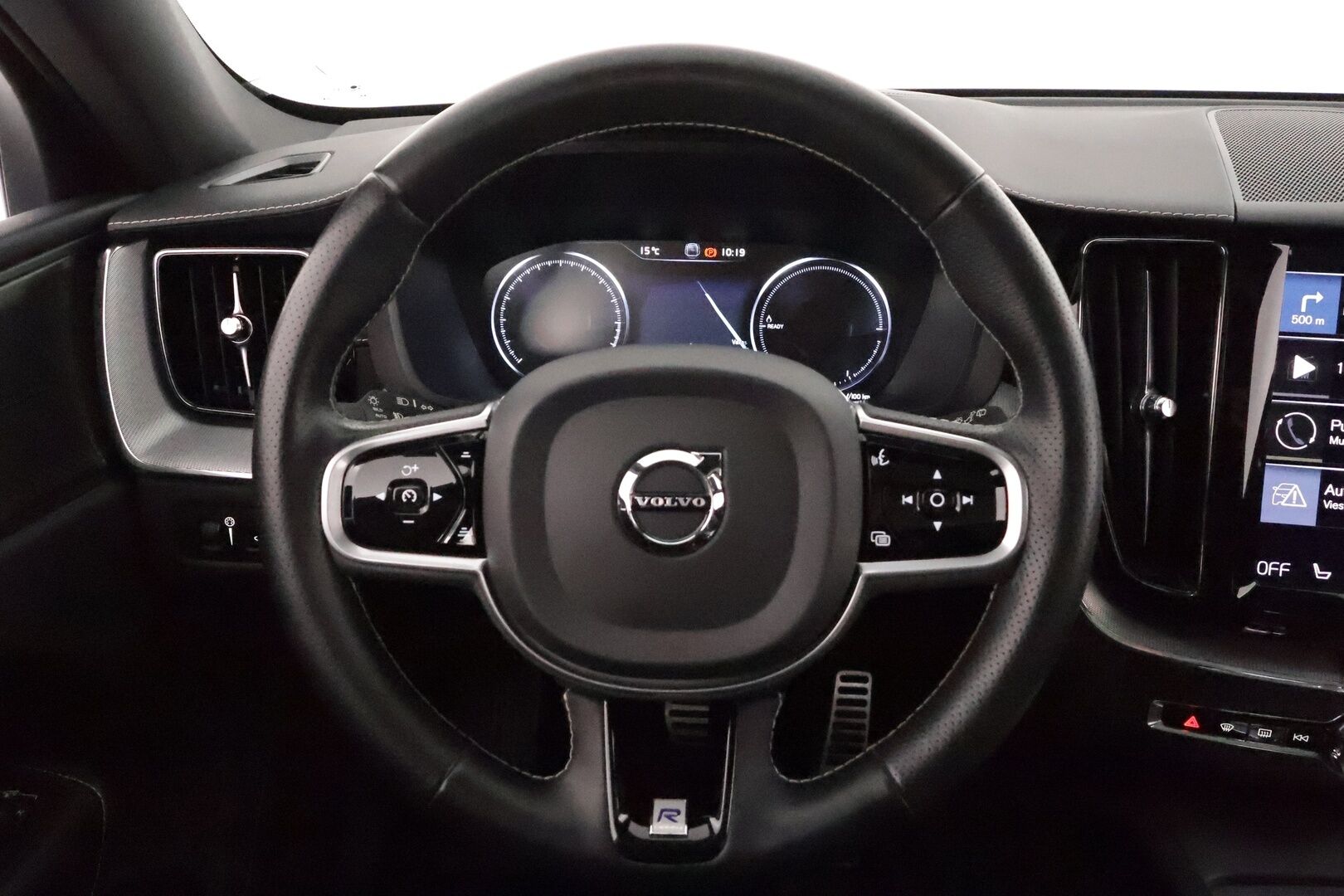 Volvo XC60 2019 T8 AWD R-Design aut **ACC / Ilma-alusta / H&K / Panorama / Koukku / Webasto / Muistipenkki / Full-LED / P.kamera** - 3,99 % KORKOTARJOUS TÄHÄN AUTOON 28.9. ASTI! - Kovilla varusteilla oleva Suomi Auto! Merkkihuollettu, jakohihna vaihdettu 5/25 135tkm! Kahdet renkaat aluvanteilla.  