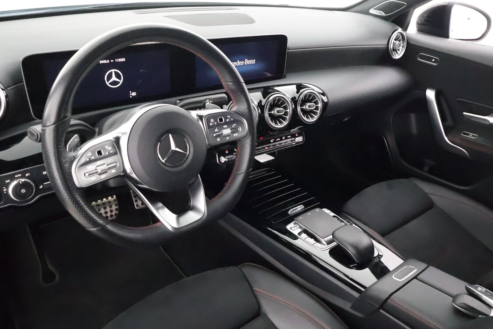 Mercedes-Benz A 2019 180 A Business AMG - | Distronic Pro | P.kamera | widescreen | Burmester | Puolinahat Sporttipenkit | LED | Suomi-auto | Kahdet Renkaat |