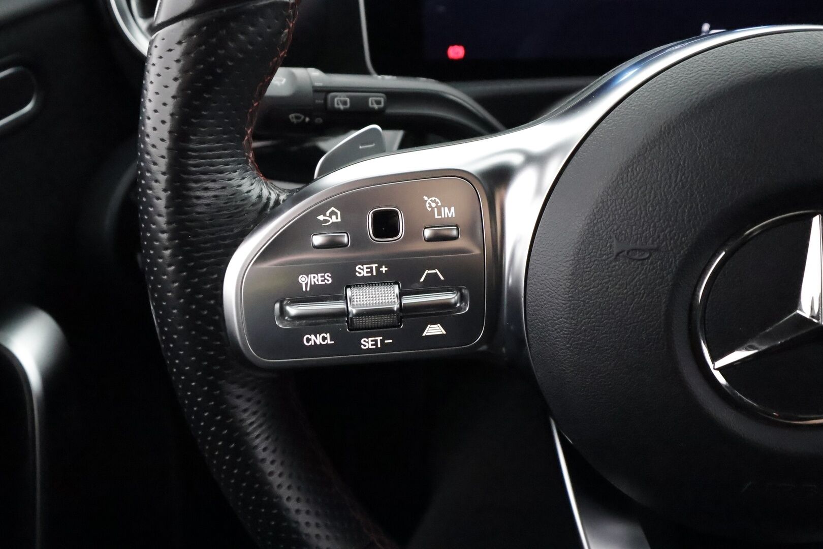 Mercedes-Benz A 2019 180 A Business AMG - | Distronic Pro | P.kamera | widescreen | Burmester | Puolinahat Sporttipenkit | LED | Suomi-auto | Kahdet Renkaat |