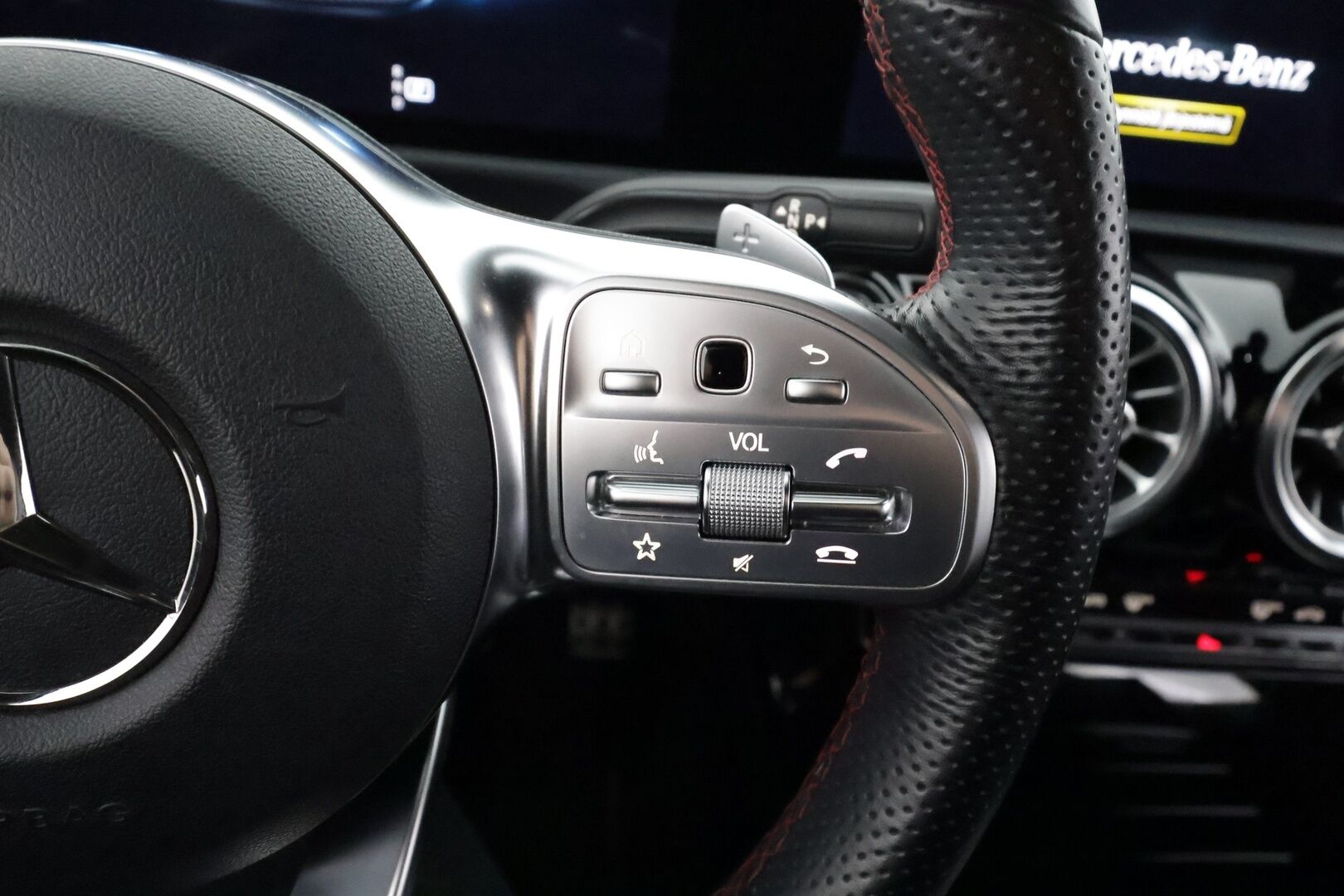 Mercedes-Benz A 2019 180 A Business AMG - | Distronic Pro | P.kamera | widescreen | Burmester | Puolinahat Sporttipenkit | LED | Suomi-auto | Kahdet Renkaat |