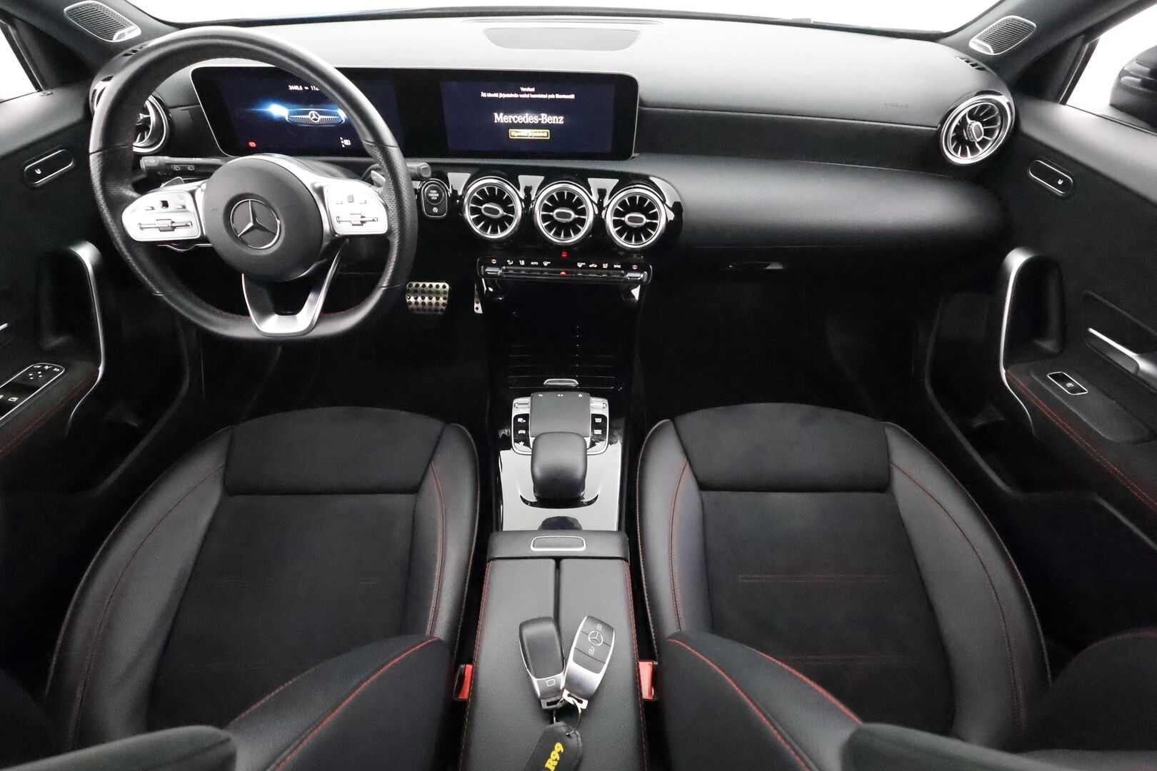Mercedes-Benz A 2019 180 A Business AMG - | Distronic Pro | P.kamera | widescreen | Burmester | Puolinahat Sporttipenkit | LED | Suomi-auto | Kahdet Renkaat |