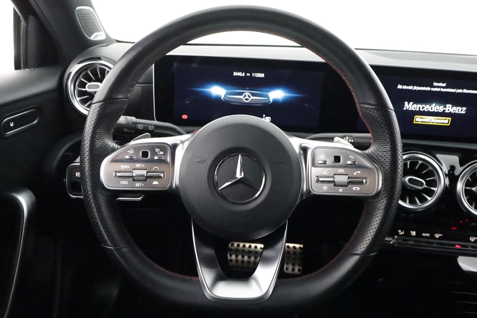 Mercedes-Benz A 2019 180 A Business AMG - | Distronic Pro | P.kamera | widescreen | Burmester | Puolinahat Sporttipenkit | LED | Suomi-auto | Kahdet Renkaat |