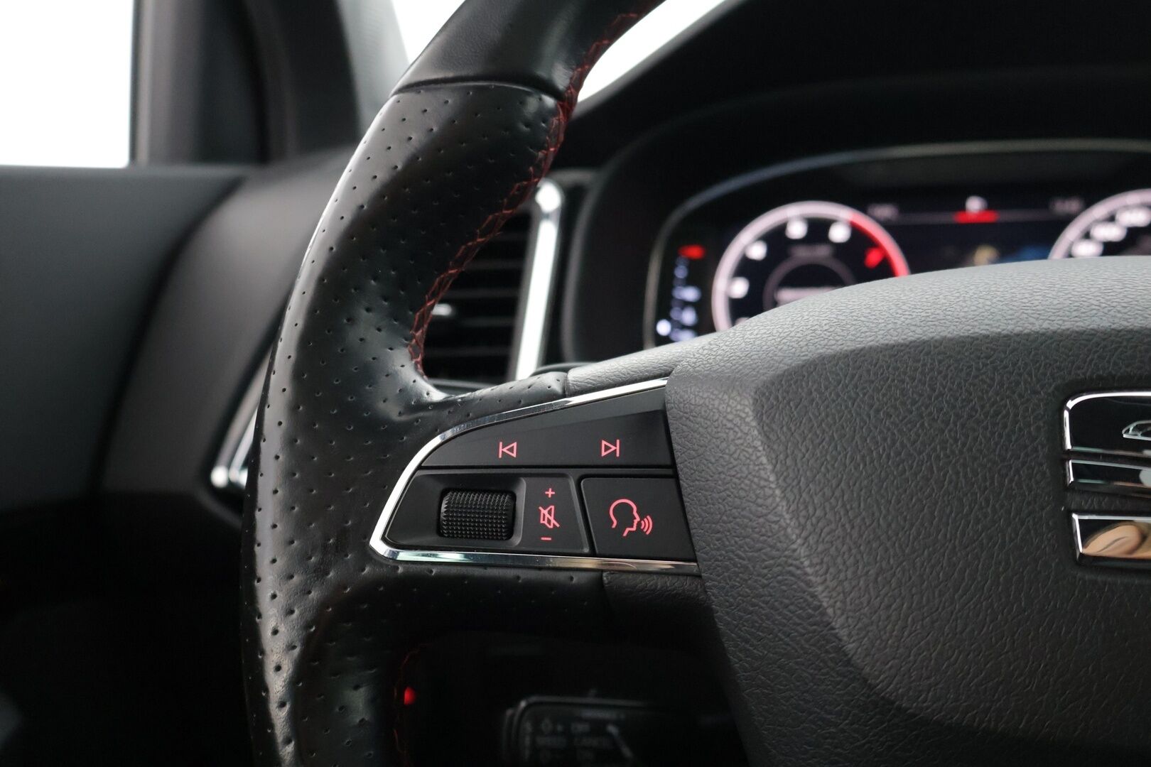 Seat Ateca 2019 2,0 TSI 190 4DRIVE FR Business DSG*Webasto / Digimittaristo / Panoraama / Beats audio / ACC / BLIS / Peruutuskamera* - *Huippuvarusteet / Suomi-auto / 2x renkaat ja vanteet*