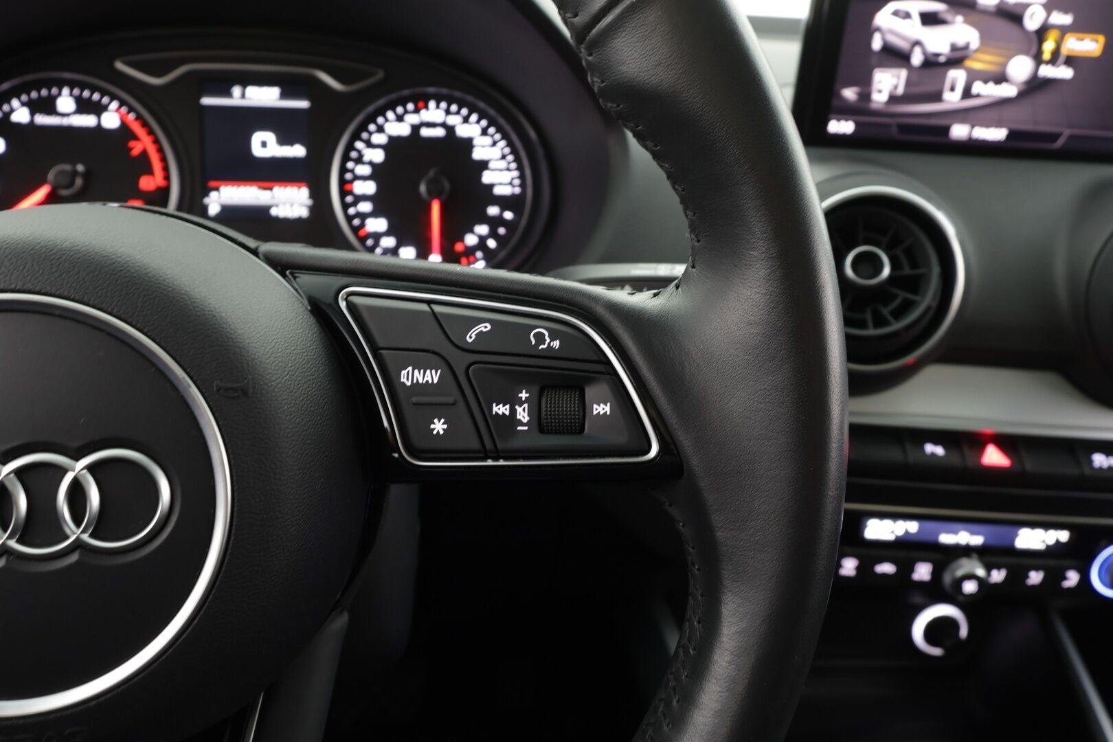 Audi Q2 2019 Business Sport 35 TFSI 110 kW S tronic * ACC / P.kamera / B&O / LED / Lohkolämmitin / KeylessGo / Sähköluukku * - Lasikattoluukku / Kahdet renkaat aluvanteilla - HULLU BLACKWEEK KORKOTARJOUS 2,49%