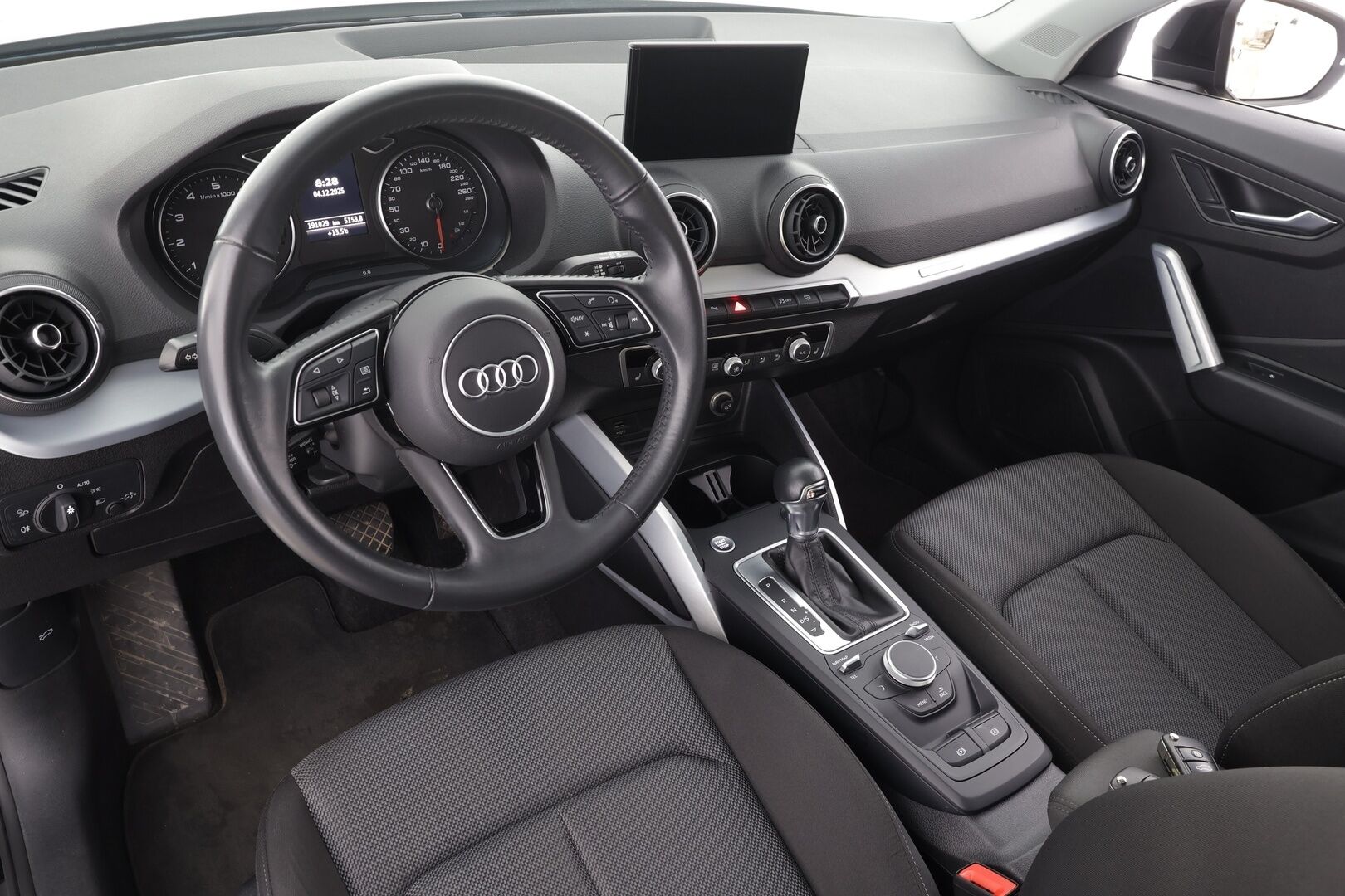Audi Q2 2019 Business Sport 35 TFSI 110 kW S tronic * ACC / P.kamera / B&O / LED / Lohkolämmitin / KeylessGo / Sähköluukku * - Lasikattoluukku / Kahdet renkaat aluvanteilla - HULLU BLACKWEEK KORKOTARJOUS 2,49%
