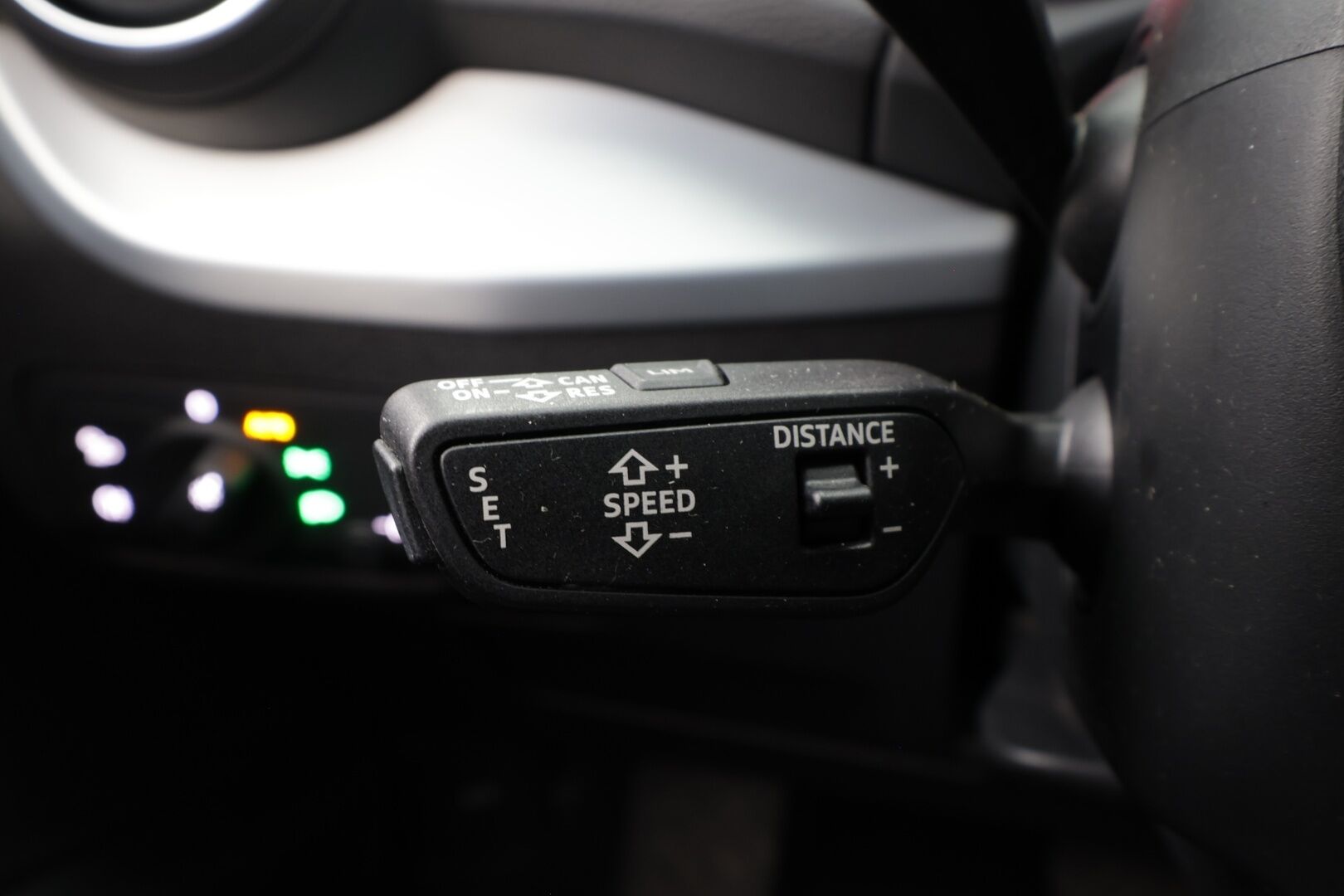 Audi Q2 2019 Business Sport 35 TFSI 110 kW S tronic * ACC / P.kamera / B&O / LED / Lohkolämmitin / KeylessGo / Sähköluukku * - Lasikattoluukku / Kahdet renkaat aluvanteilla - HULLU BLACKWEEK KORKOTARJOUS 2,49%