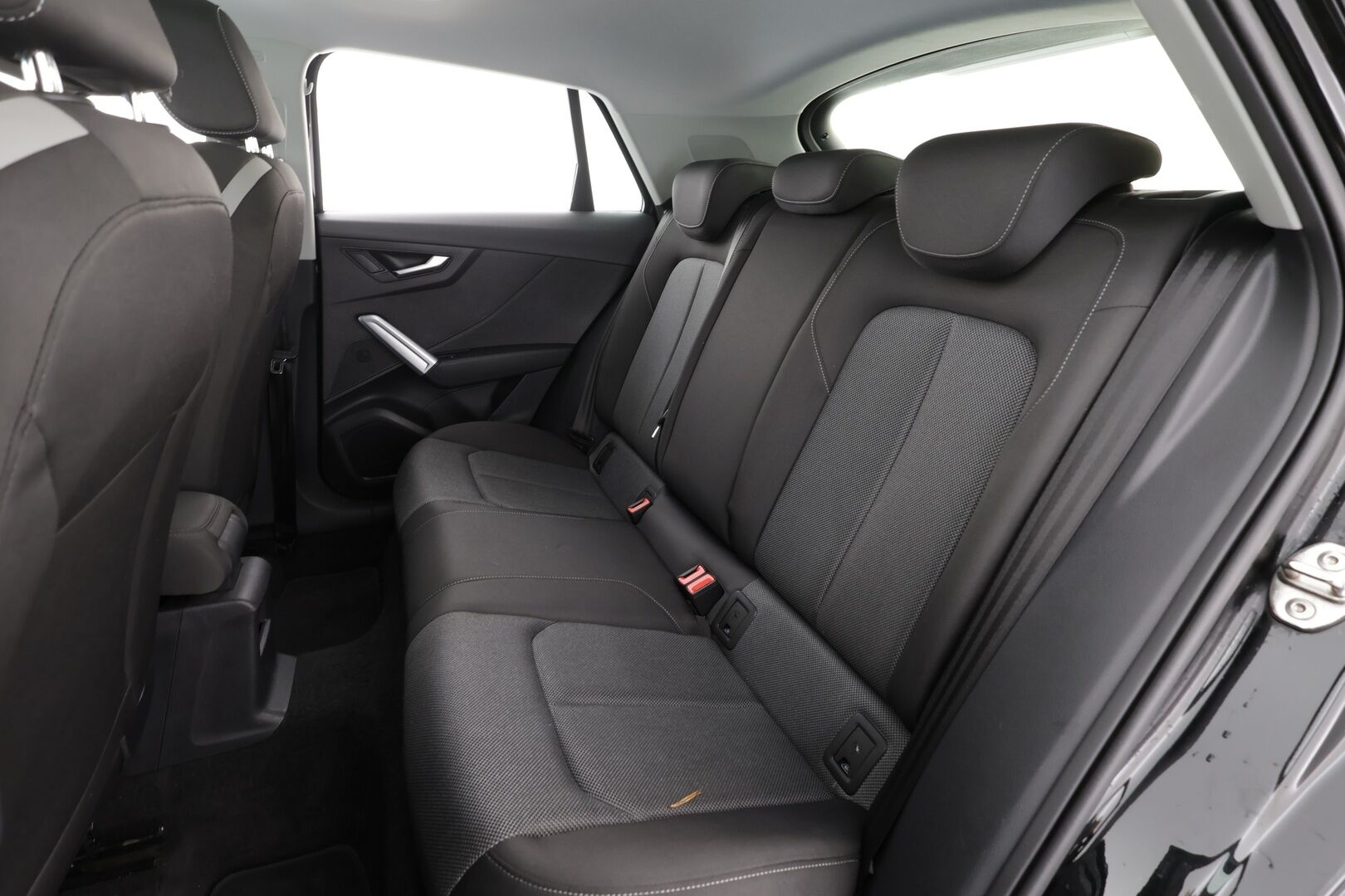 Audi Q2 2019 Business Sport 35 TFSI 110 kW S tronic * ACC / P.kamera / B&O / LED / Lohkolämmitin / KeylessGo / Sähköluukku * - Lasikattoluukku / Kahdet renkaat aluvanteilla - HULLU BLACKWEEK KORKOTARJOUS 2,49%