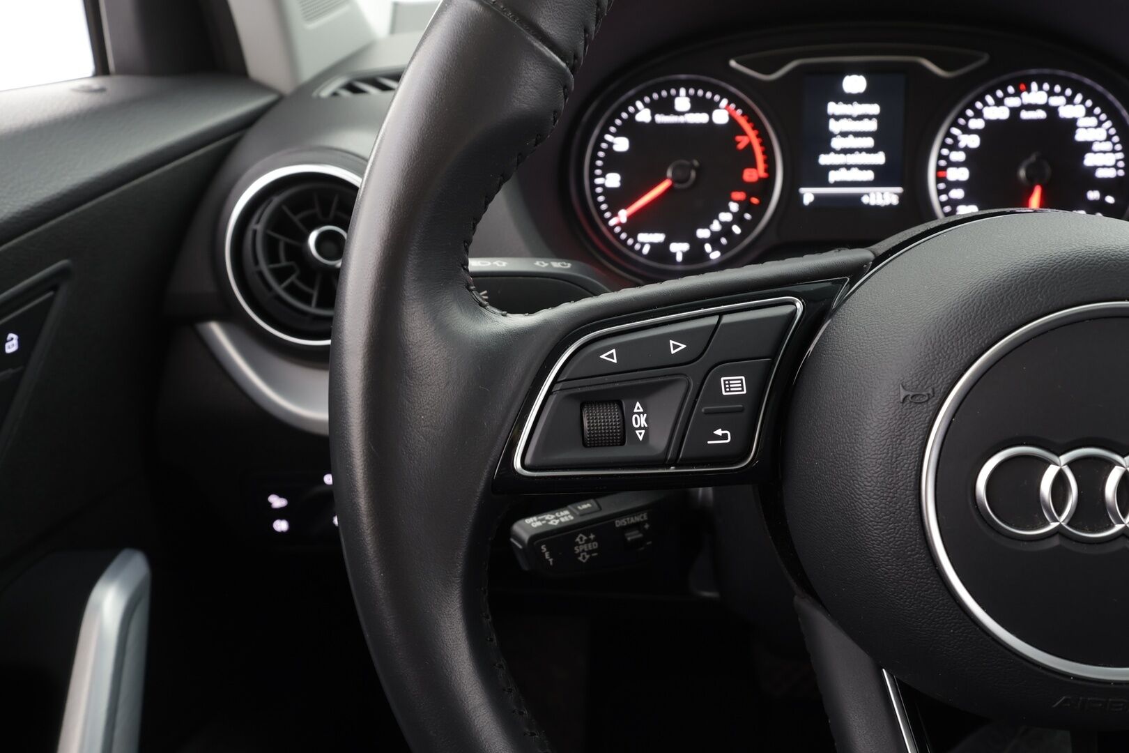 Audi Q2 2019 Business Sport 35 TFSI 110 kW S tronic * ACC / P.kamera / B&O / LED / Lohkolämmitin / KeylessGo / Sähköluukku * - Lasikattoluukku / Kahdet renkaat aluvanteilla - HULLU BLACKWEEK KORKOTARJOUS 2,49%