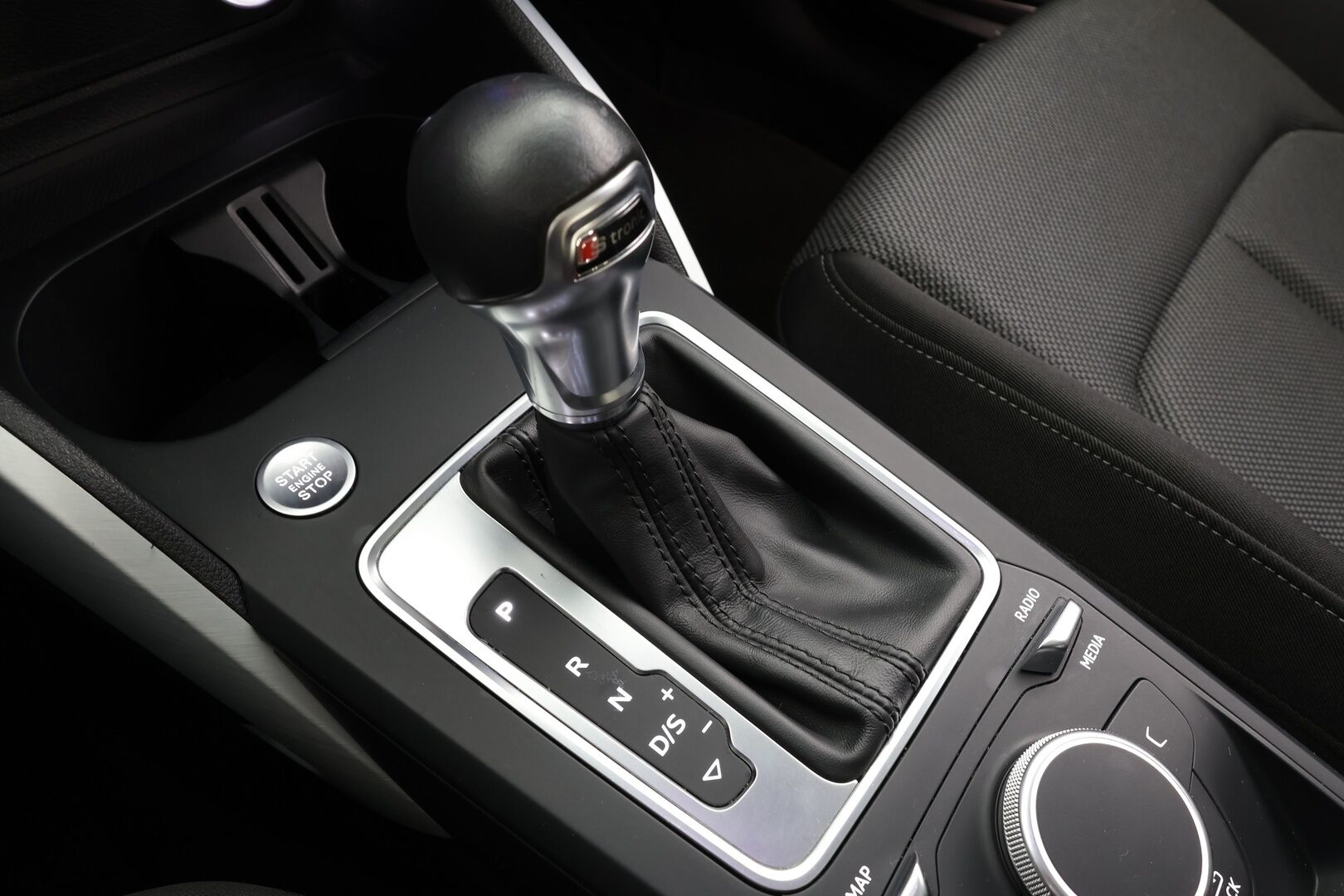 Audi Q2 2019 Business Sport 35 TFSI 110 kW S tronic * ACC / P.kamera / B&O / LED / Lohkolämmitin / KeylessGo / Sähköluukku * - Lasikattoluukku / Kahdet renkaat aluvanteilla - HULLU BLACKWEEK KORKOTARJOUS 2,49%