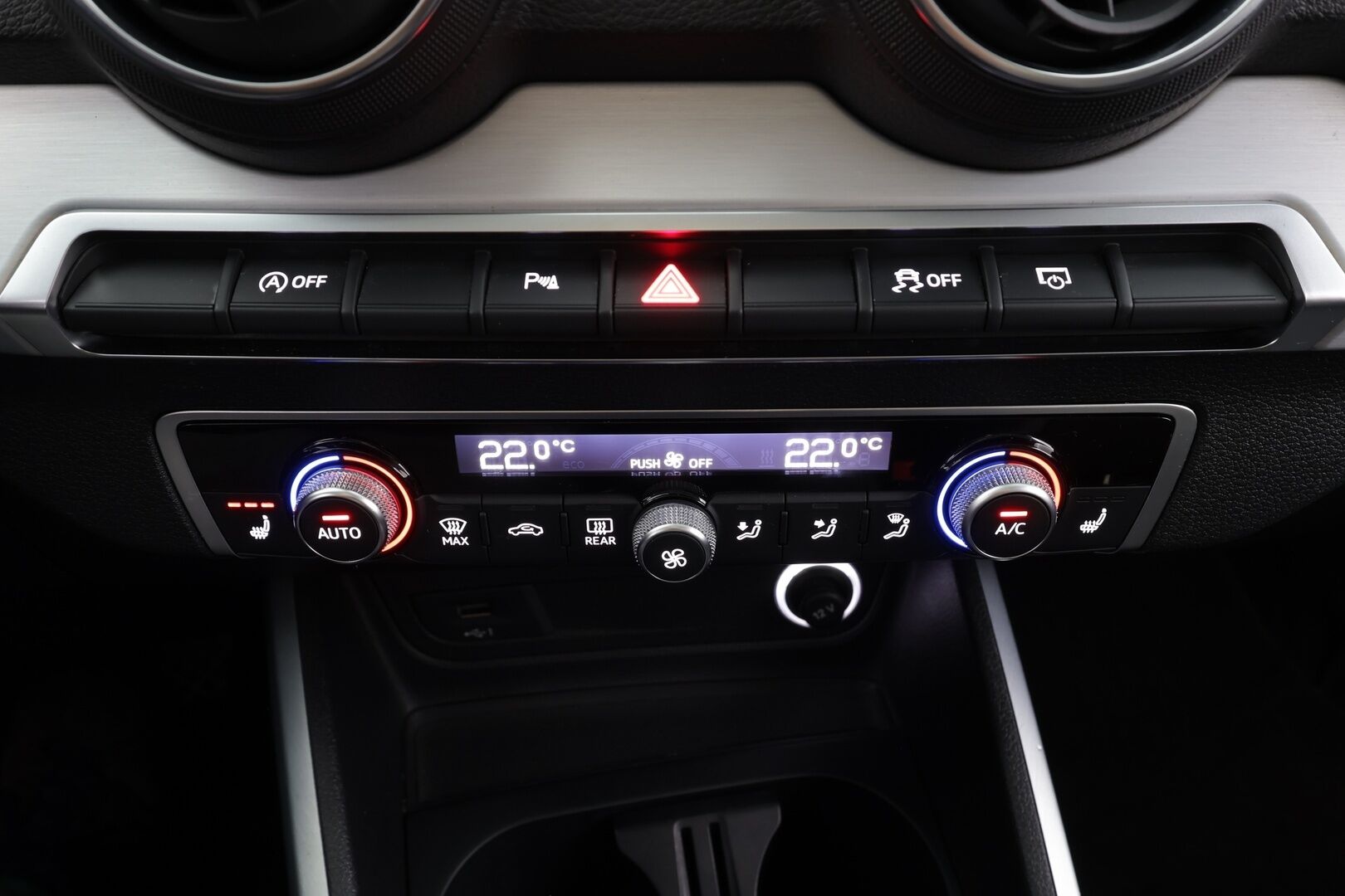 Audi Q2 2019 Business Sport 35 TFSI 110 kW S tronic * ACC / P.kamera / B&O / LED / Lohkolämmitin / KeylessGo / Sähköluukku * - Lasikattoluukku / Kahdet renkaat aluvanteilla - HULLU BLACKWEEK KORKOTARJOUS 2,49%