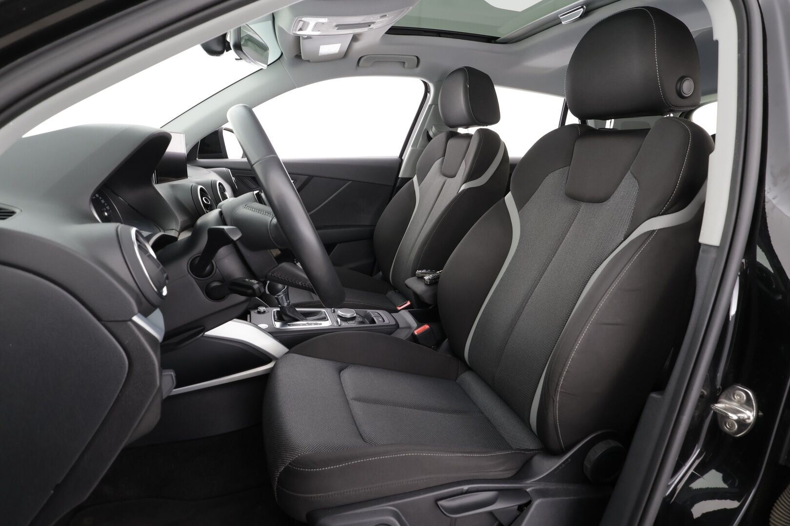 Audi Q2 2019 Business Sport 35 TFSI 110 kW S tronic * ACC / P.kamera / B&O / LED / Lohkolämmitin / KeylessGo / Sähköluukku * - Lasikattoluukku / Kahdet renkaat aluvanteilla - HULLU BLACKWEEK KORKOTARJOUS 2,49%