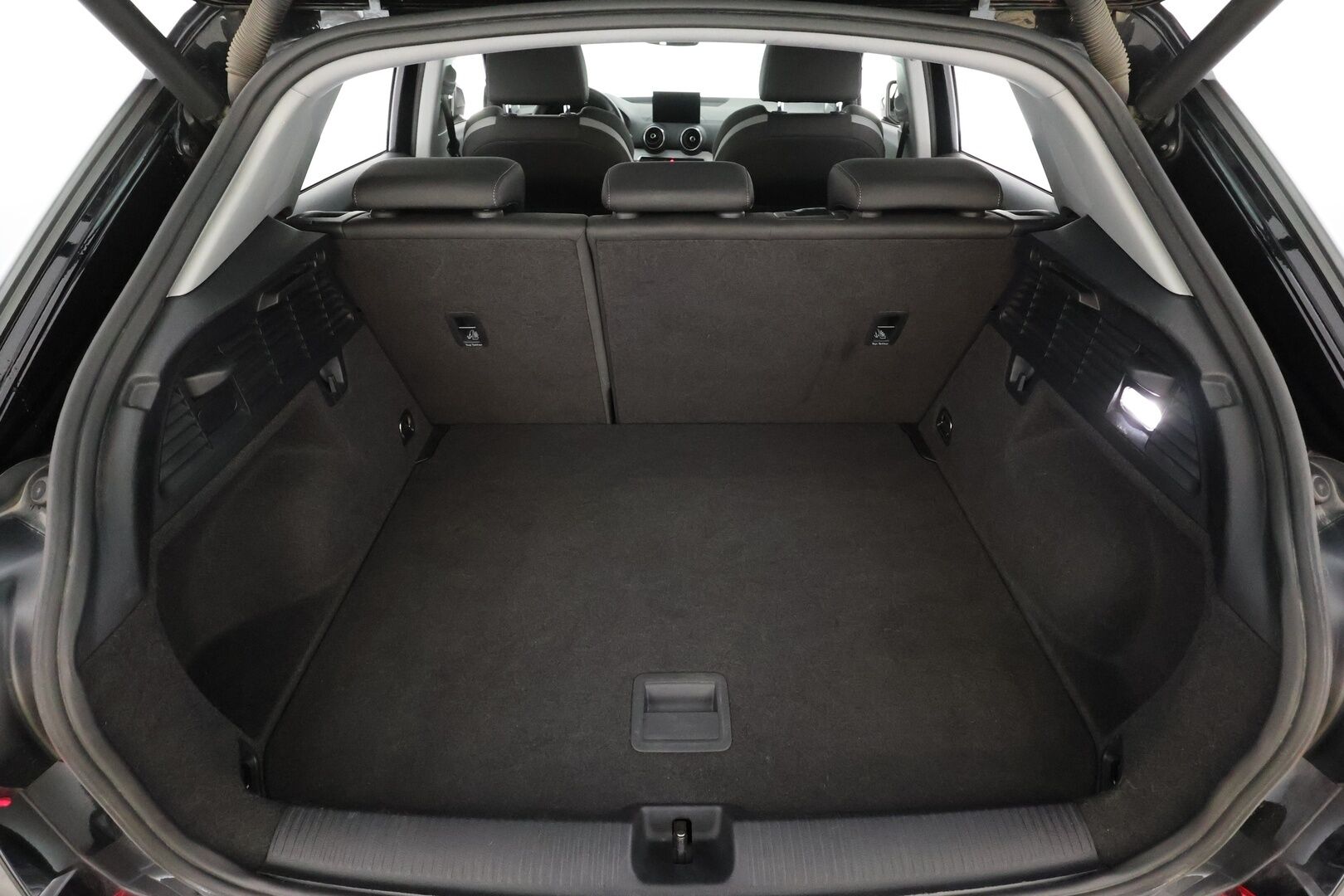 Audi Q2 2019 Business Sport 35 TFSI 110 kW S tronic * ACC / P.kamera / B&O / LED / Lohkolämmitin / KeylessGo / Sähköluukku * - Lasikattoluukku / Kahdet renkaat aluvanteilla - HULLU BLACKWEEK KORKOTARJOUS 2,49%